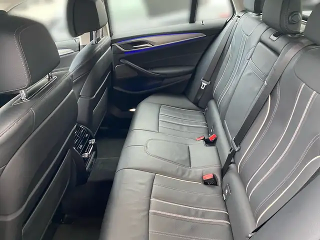BMW 5 Series view 11