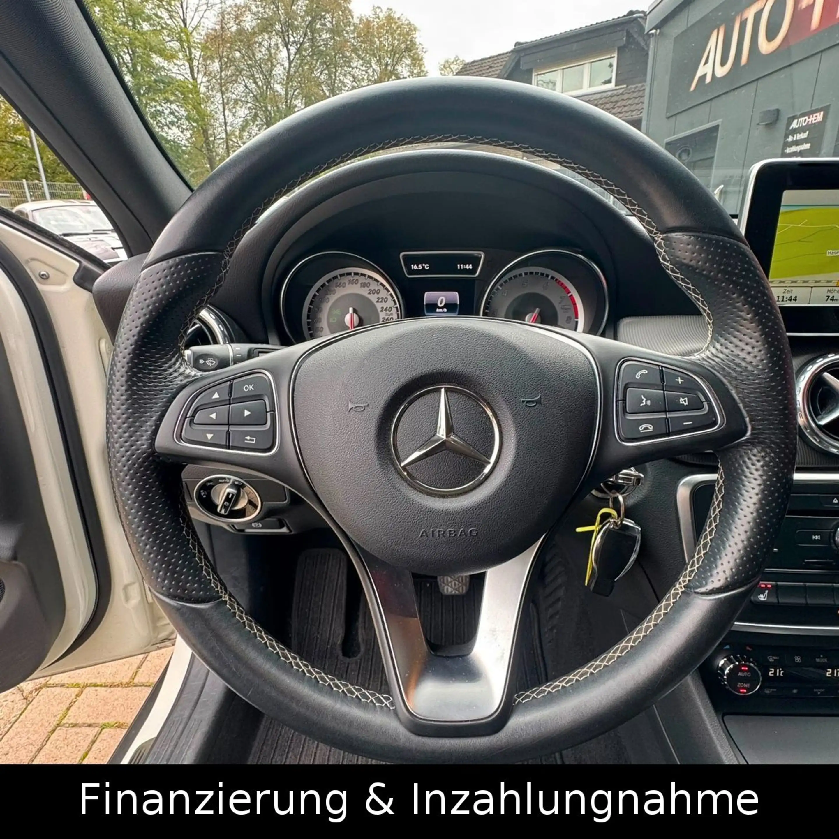 Mercedes-Benz GLA 200 Xenon Navi Sitzheizung AHK Sportsitze — photo 14