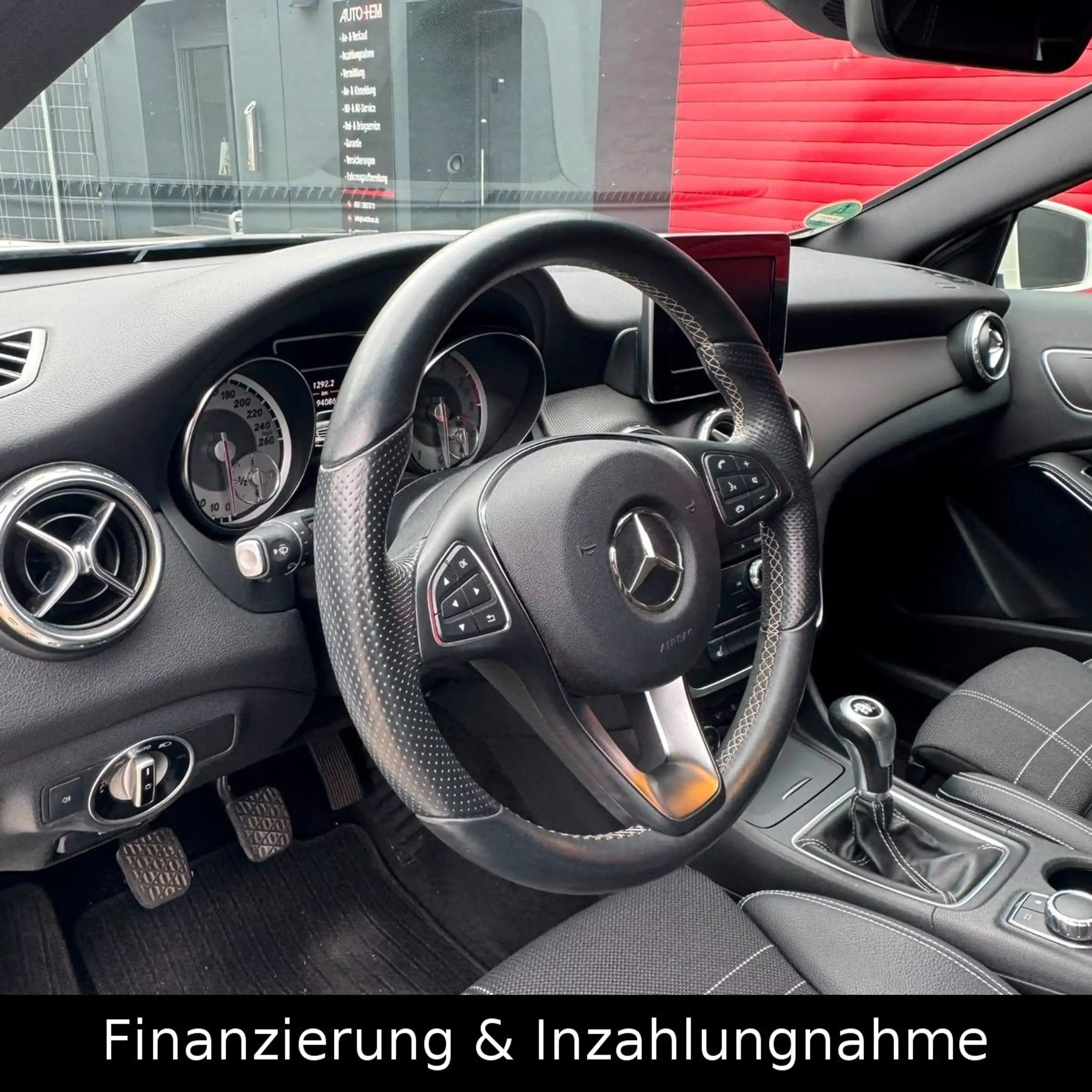 Mercedes-Benz GLA 200 Xenon Navi Sitzheizung AHK Sportsitze — photo 13