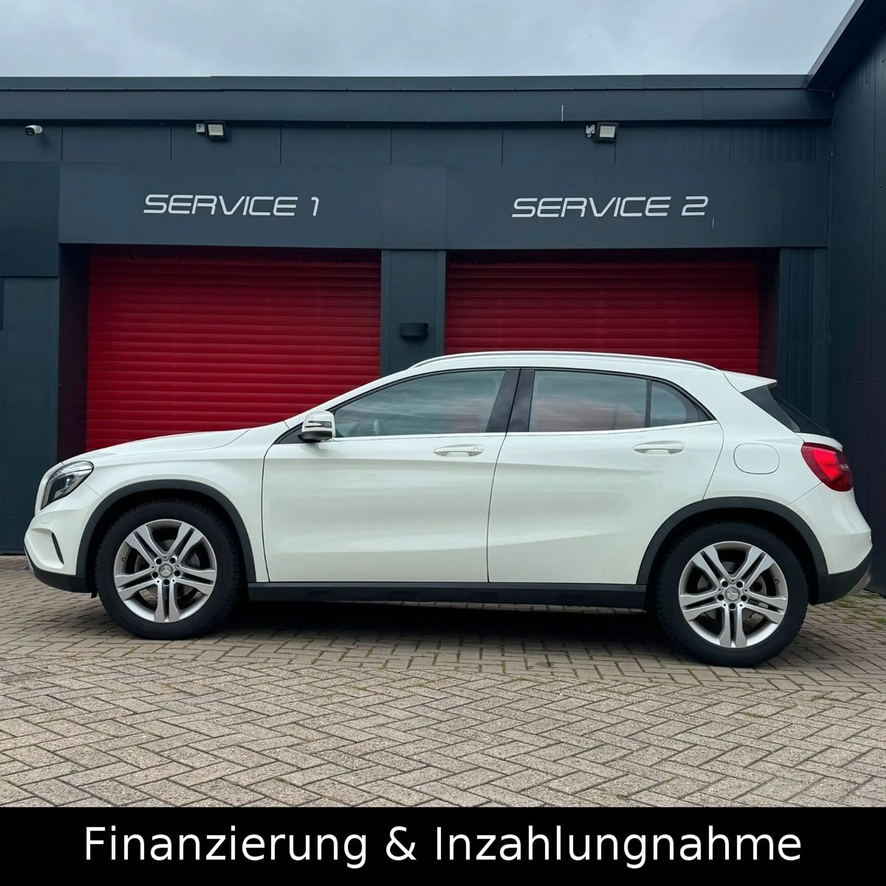 Mercedes-Benz GLA 200 Xenon Navi Sitzheizung AHK Sportsitze — photo 2