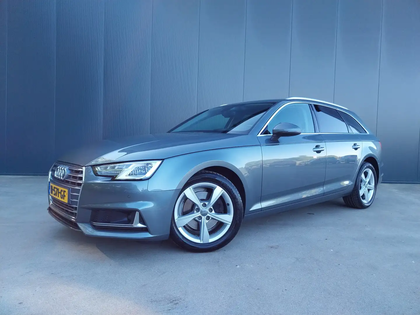 Audi A4 Avant 40 TFSI 191 PK Design Pro Line Plus ADAPT CR Grijs - 1
