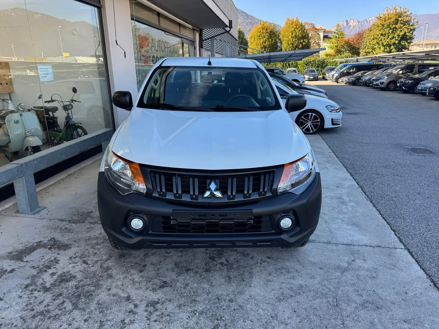 Mitsubishi L200 L200 d.cab 2.4d Intense 4wd IVA COMPRESA Bianco - 2