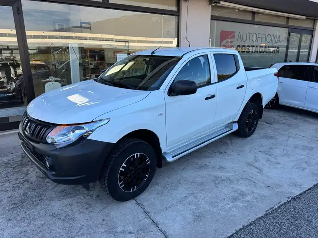 Mitsubishi L200 L200 d.cab 2.4d Intense 4wd IVA COMPRESA
