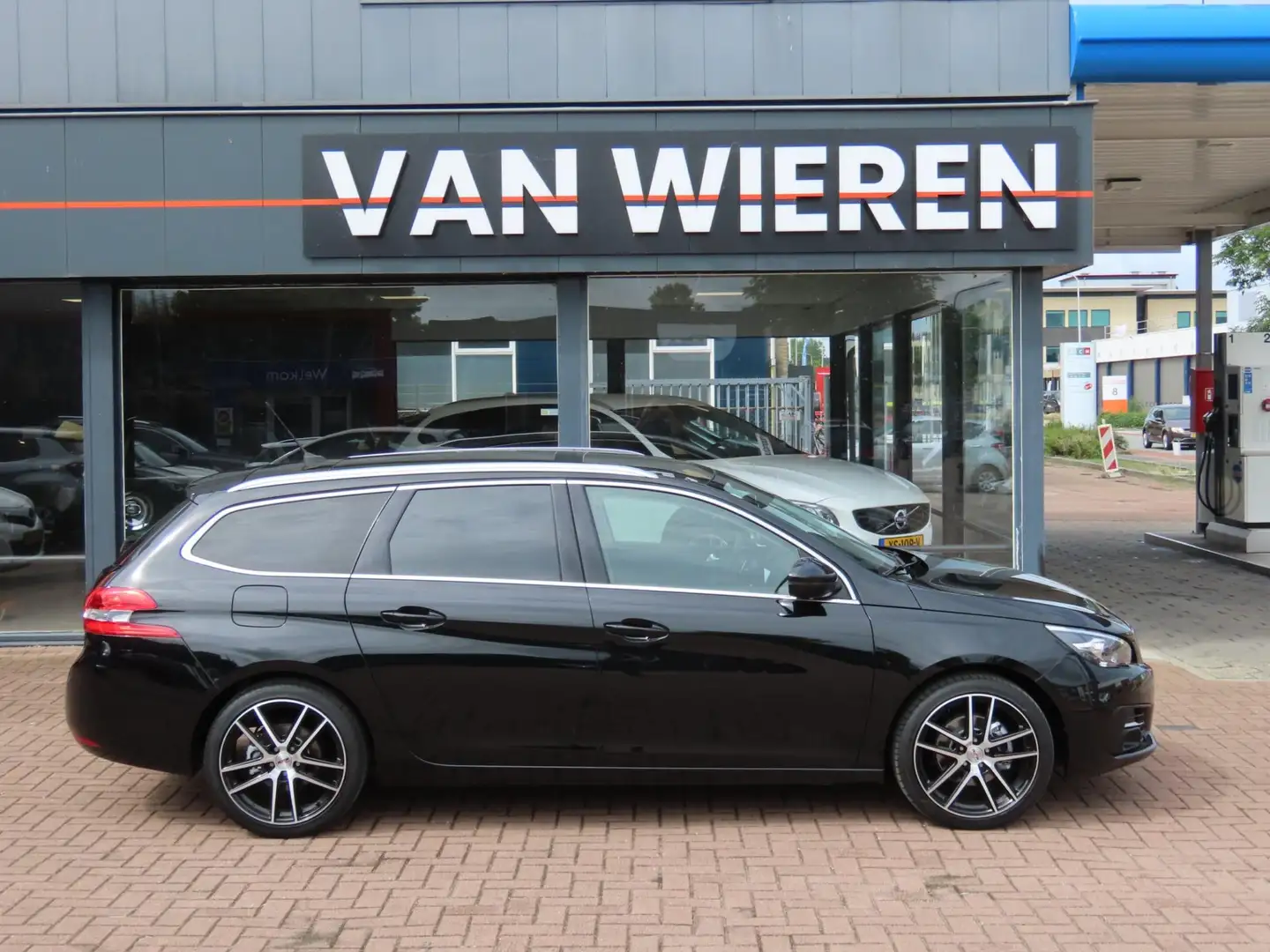 Peugeot 308 SW 1.2 PureTech Premium Aut. Trekhaak Pano 18"LM O Zwart - 2