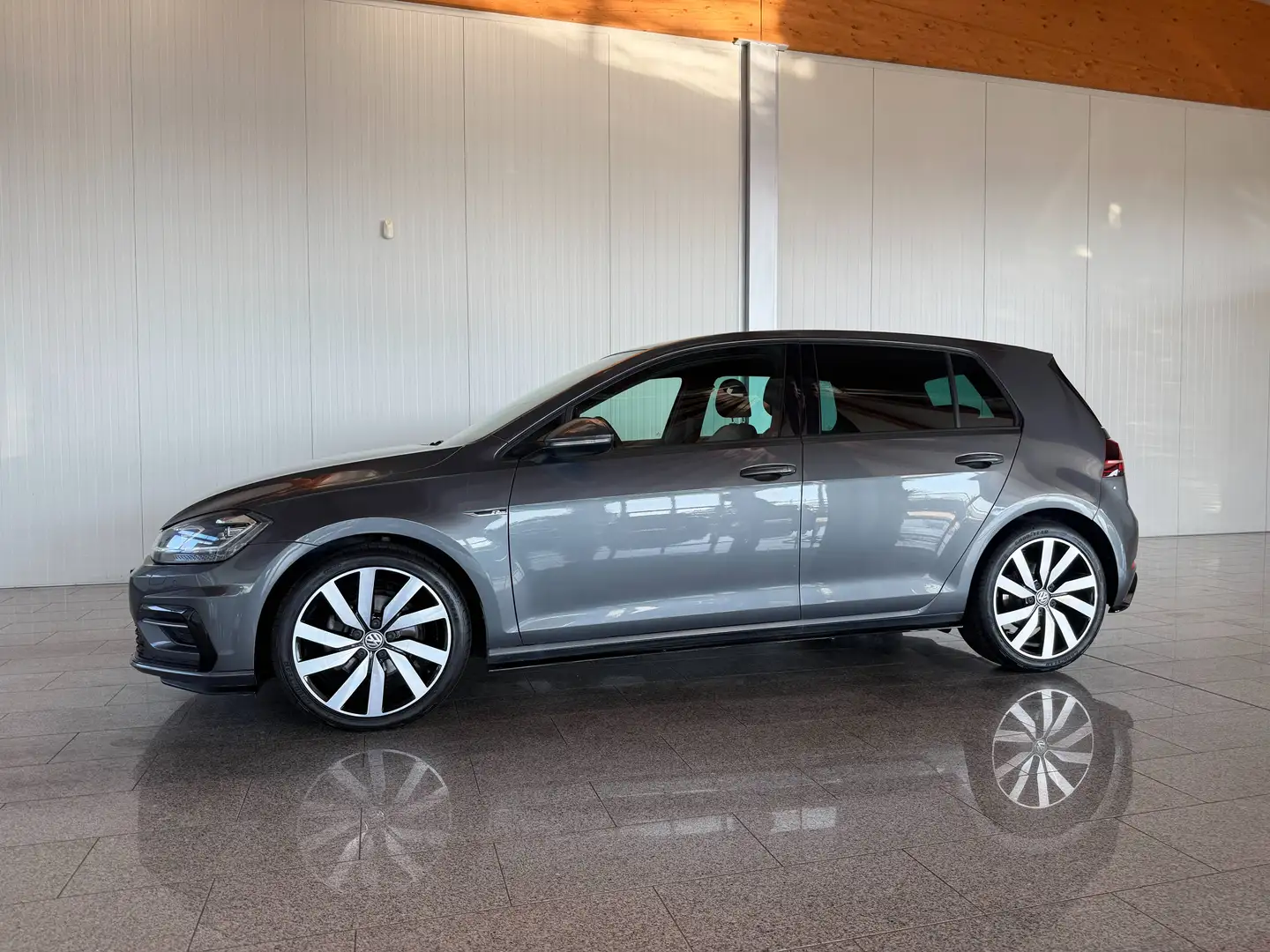 Volkswagen Golf Golf Highline 1,6 TDI SCR DSG R-Line Grau - 1