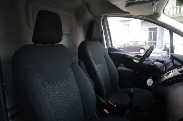 Ford Transit Courier view 2