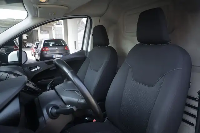 Ford Transit Courier view 10