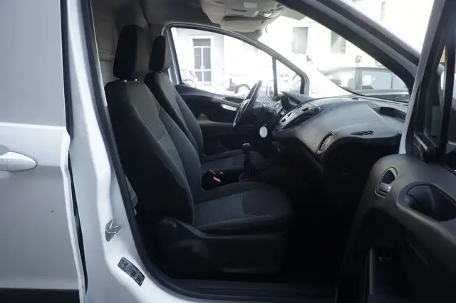 Ford Transit Courier view 6