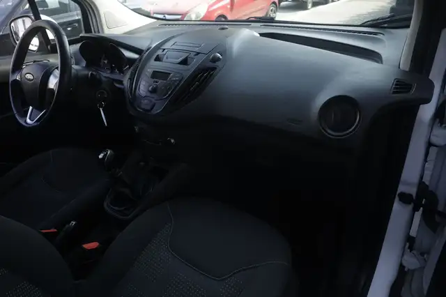 Ford Transit Courier view 3