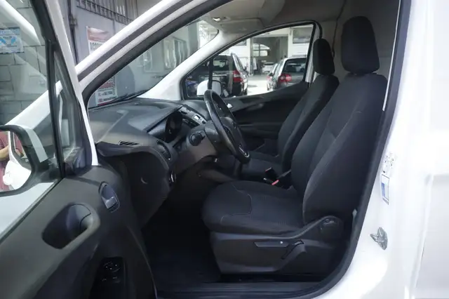 Ford Transit Courier view 12