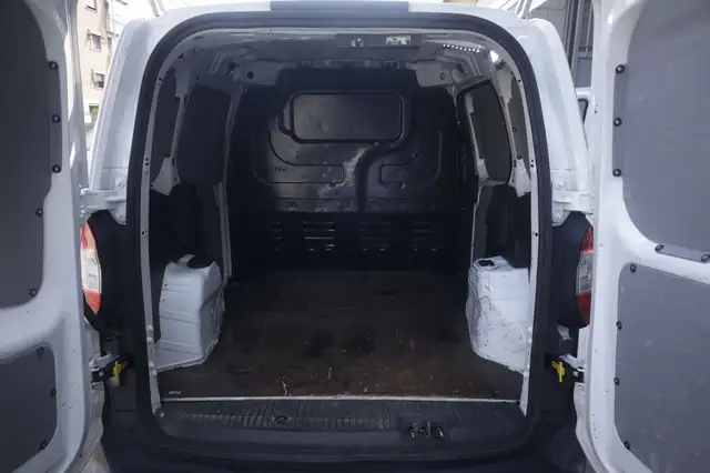 Ford Transit Courier view 15