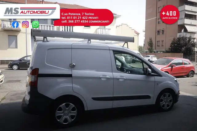 Ford Transit Courier view 13