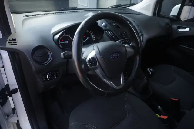 Ford Transit Courier view 8
