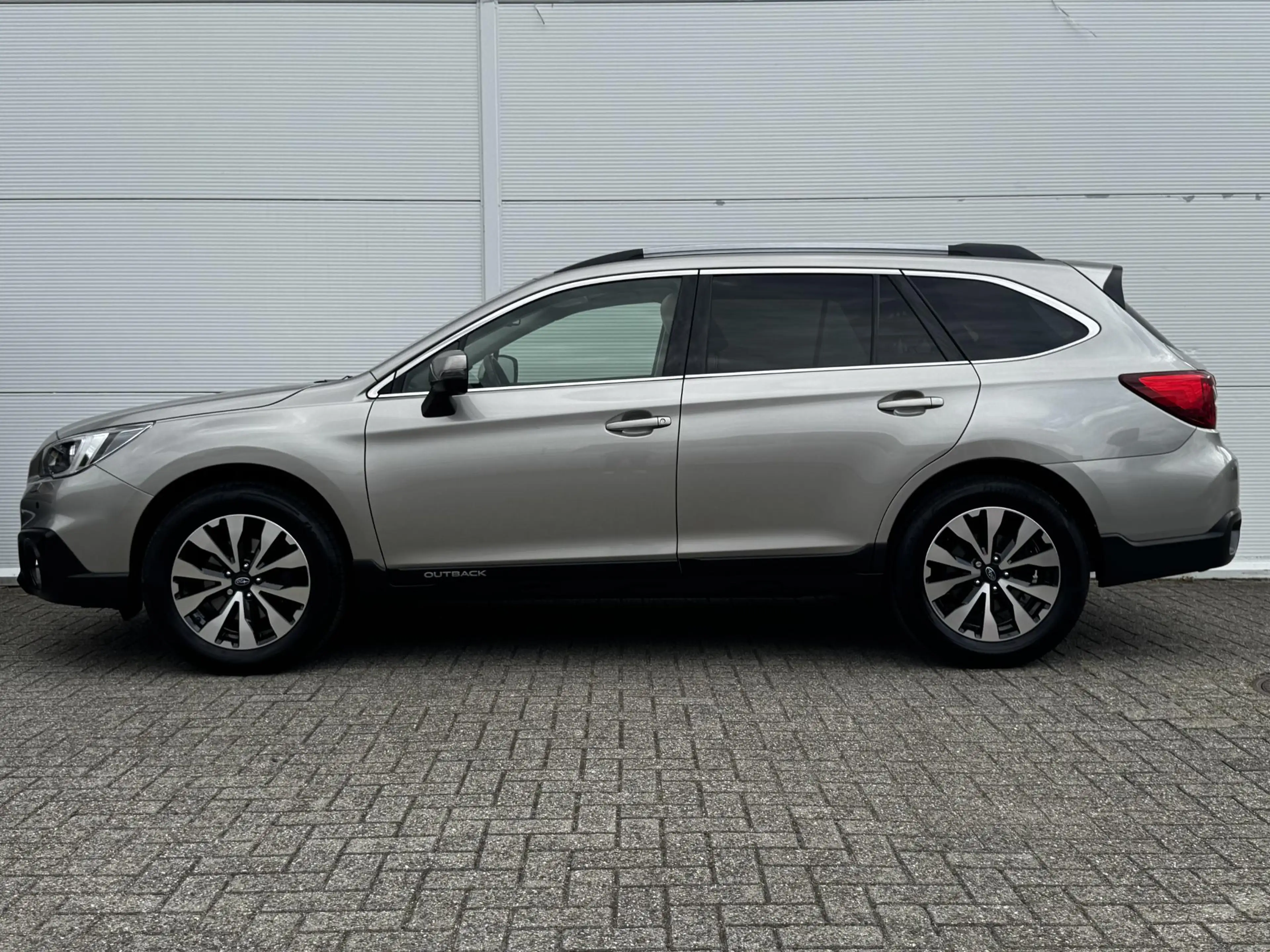 Subaru OUTBACK 2.5i Premium / Trekhaak 2000 kg / 10-2017 / duurst — photo 7