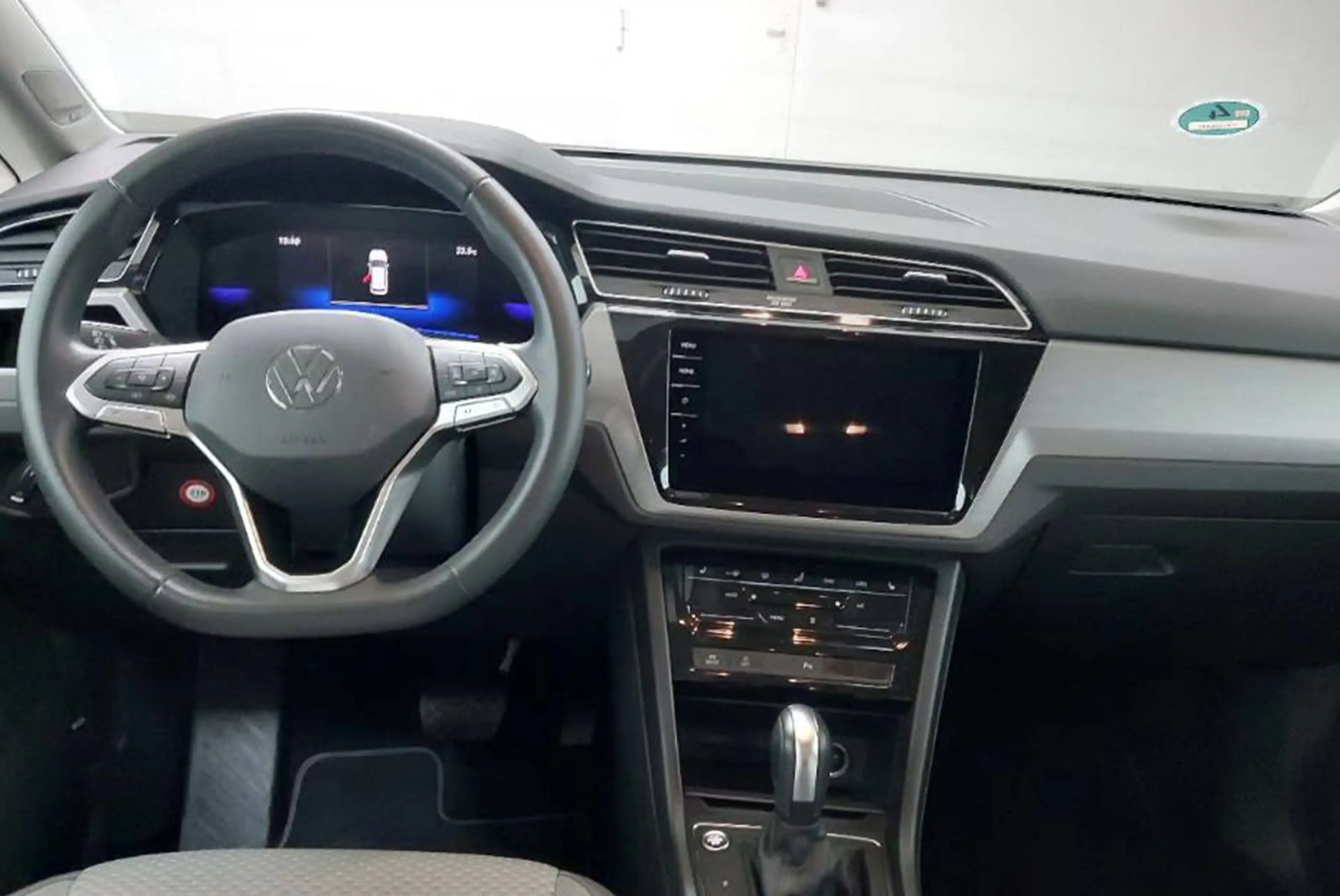 Volkswagen Touran 1,5 IQ.LIGHT+Kamera+STHZ+DAB+7-Sitzer+AHK — photo 12