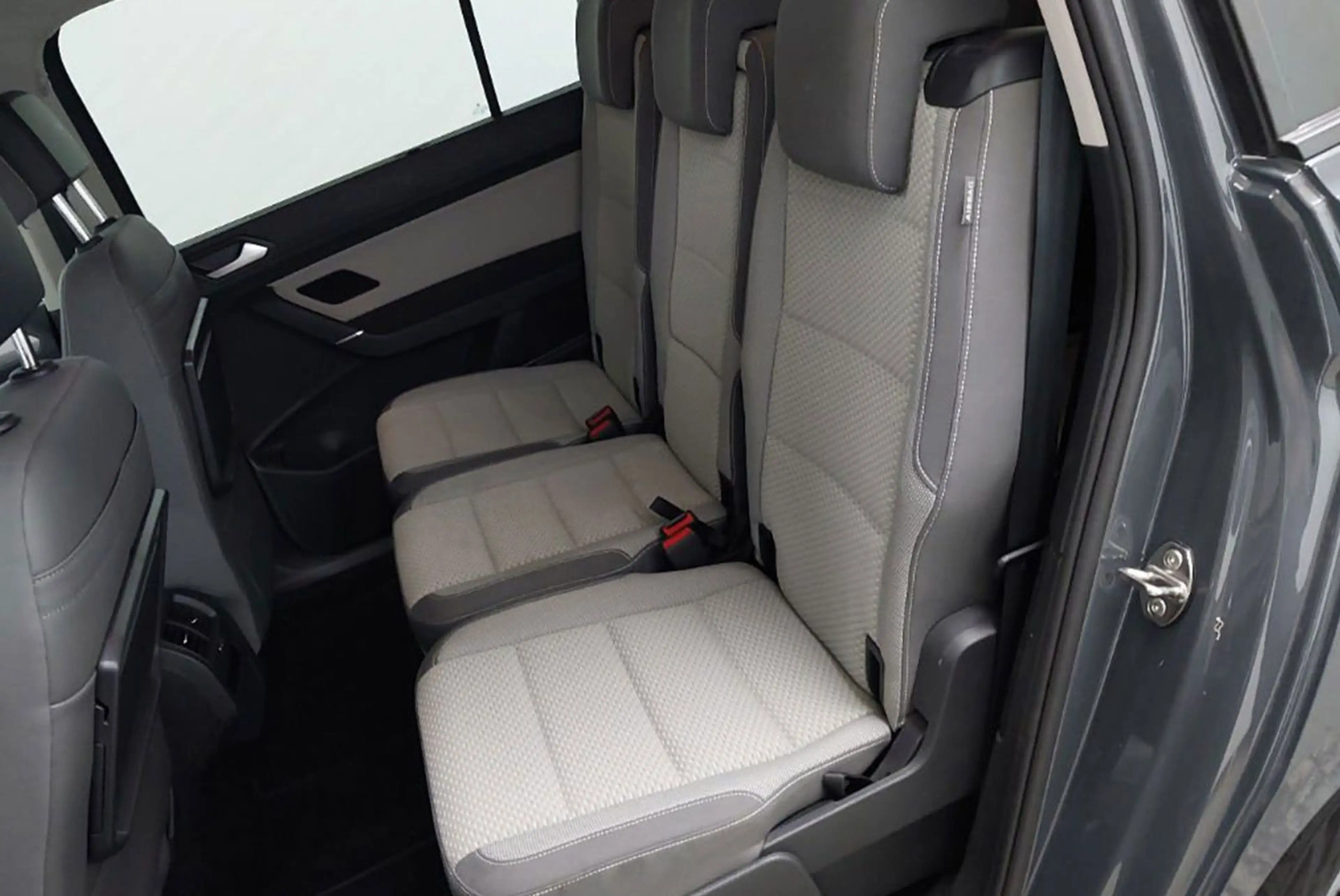 Volkswagen Touran 1,5 IQ.LIGHT+Kamera+STHZ+DAB+7-Sitzer+AHK — photo 10