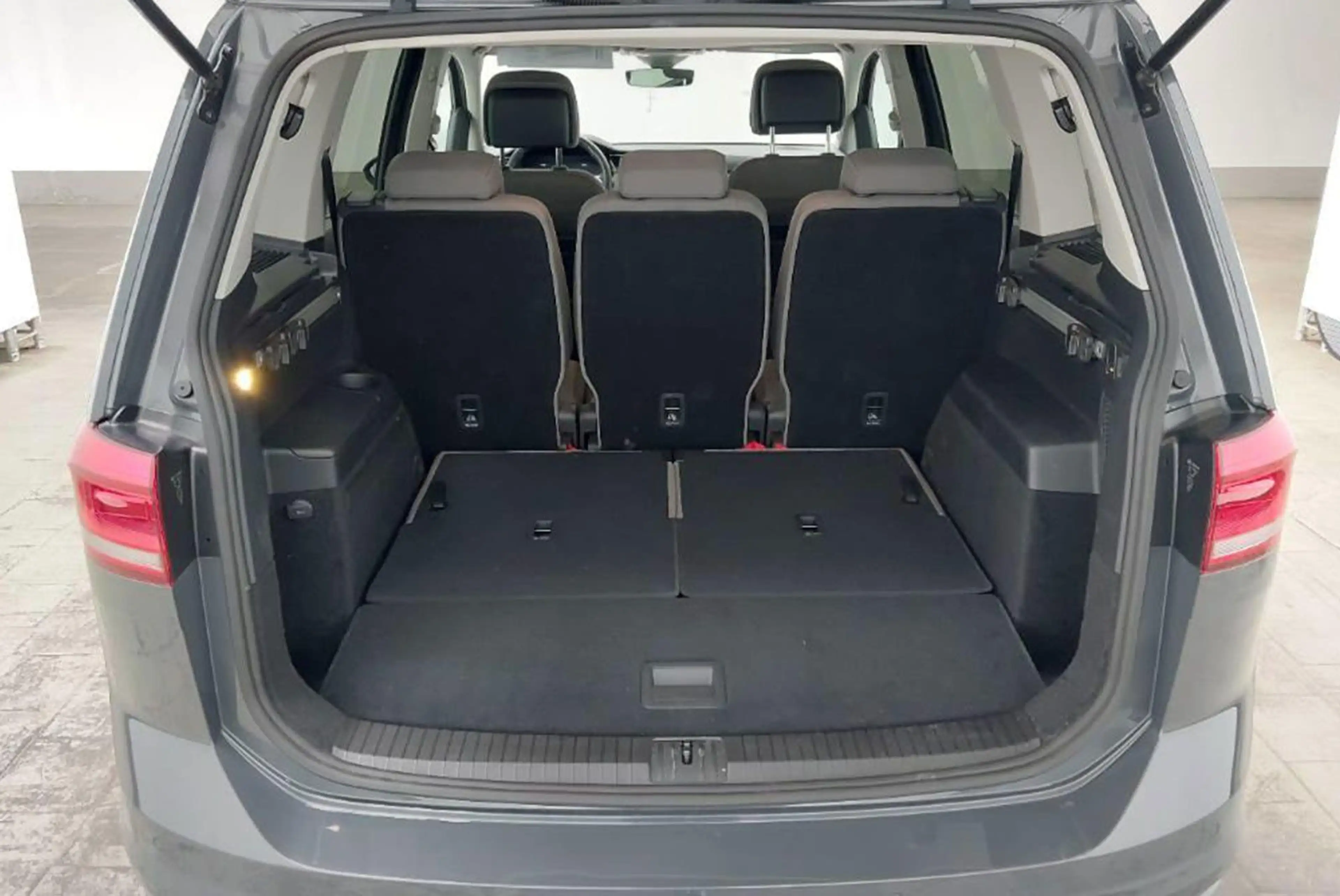 Volkswagen Touran 1,5 IQ.LIGHT+Kamera+STHZ+DAB+7-Sitzer+AHK — photo 6