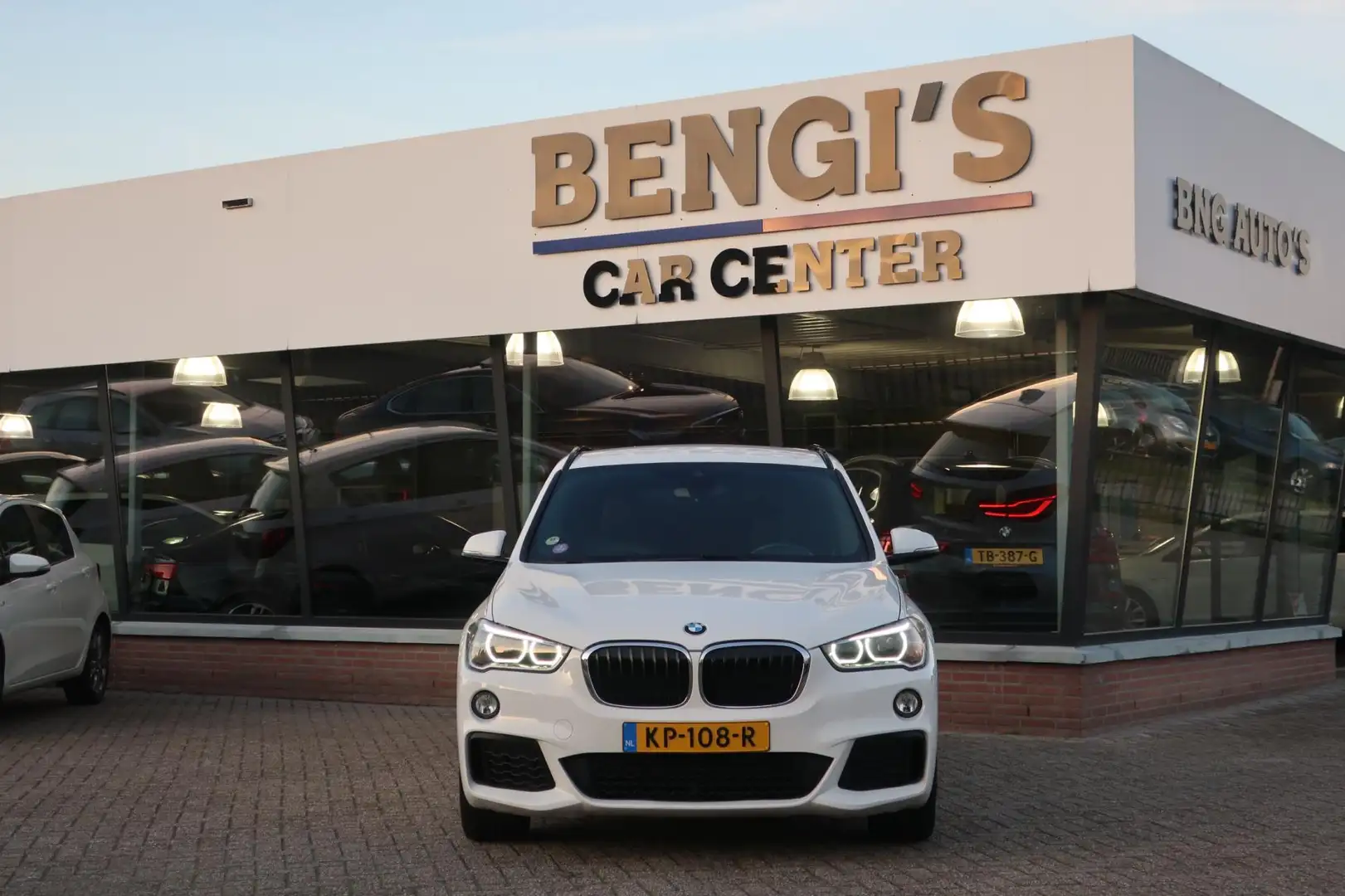 BMW X1 SDrive20i Centennial Hig.Exe. M-Sport LED_LEDER_HU Blanc - 2