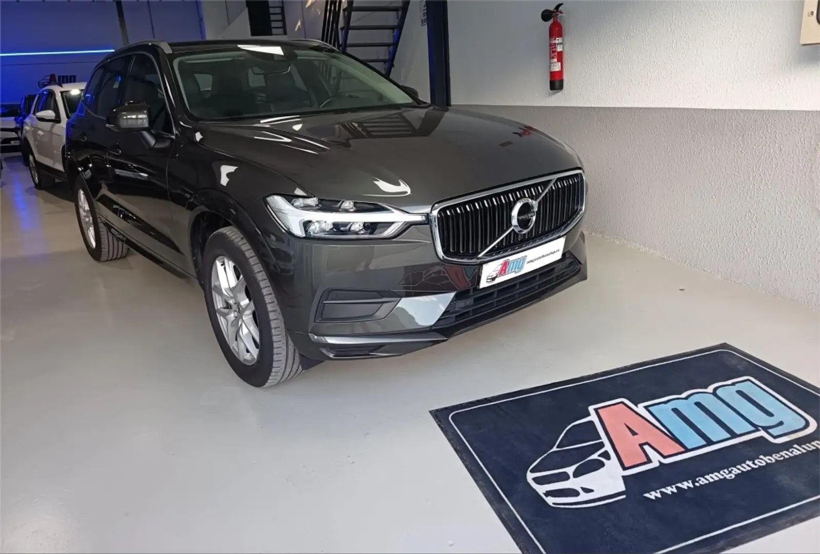 Volvo XC60 D4 Momemtum Pro Aut. Gris - 1
