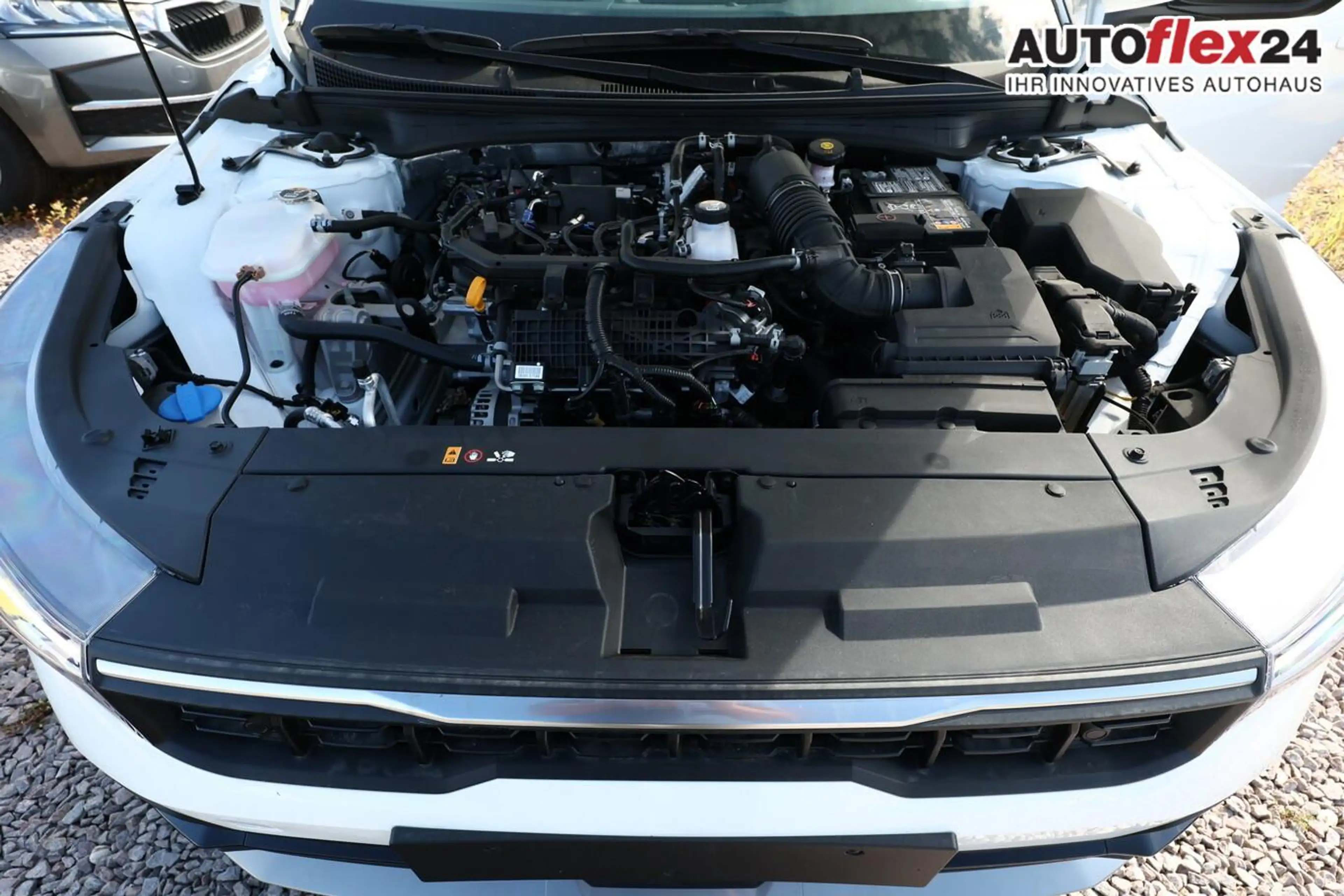 Kia K4 MT SHZ ACC Nav LED Kam Keyl 2xPDC LM16 CarPl 85... — photo 11