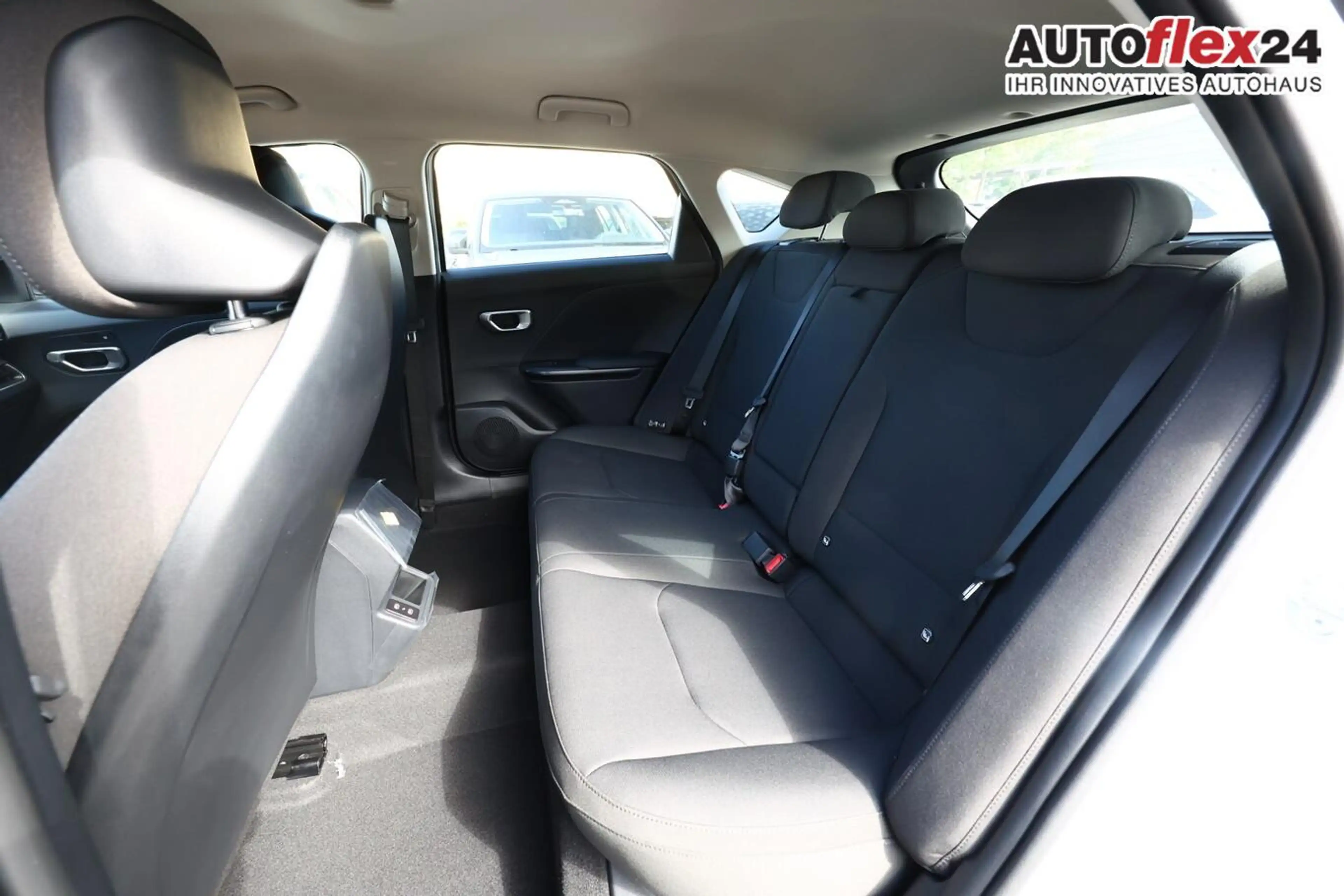 Kia K4 MT SHZ ACC Nav LED Kam Keyl 2xPDC LM16 CarPl 85... — photo 9