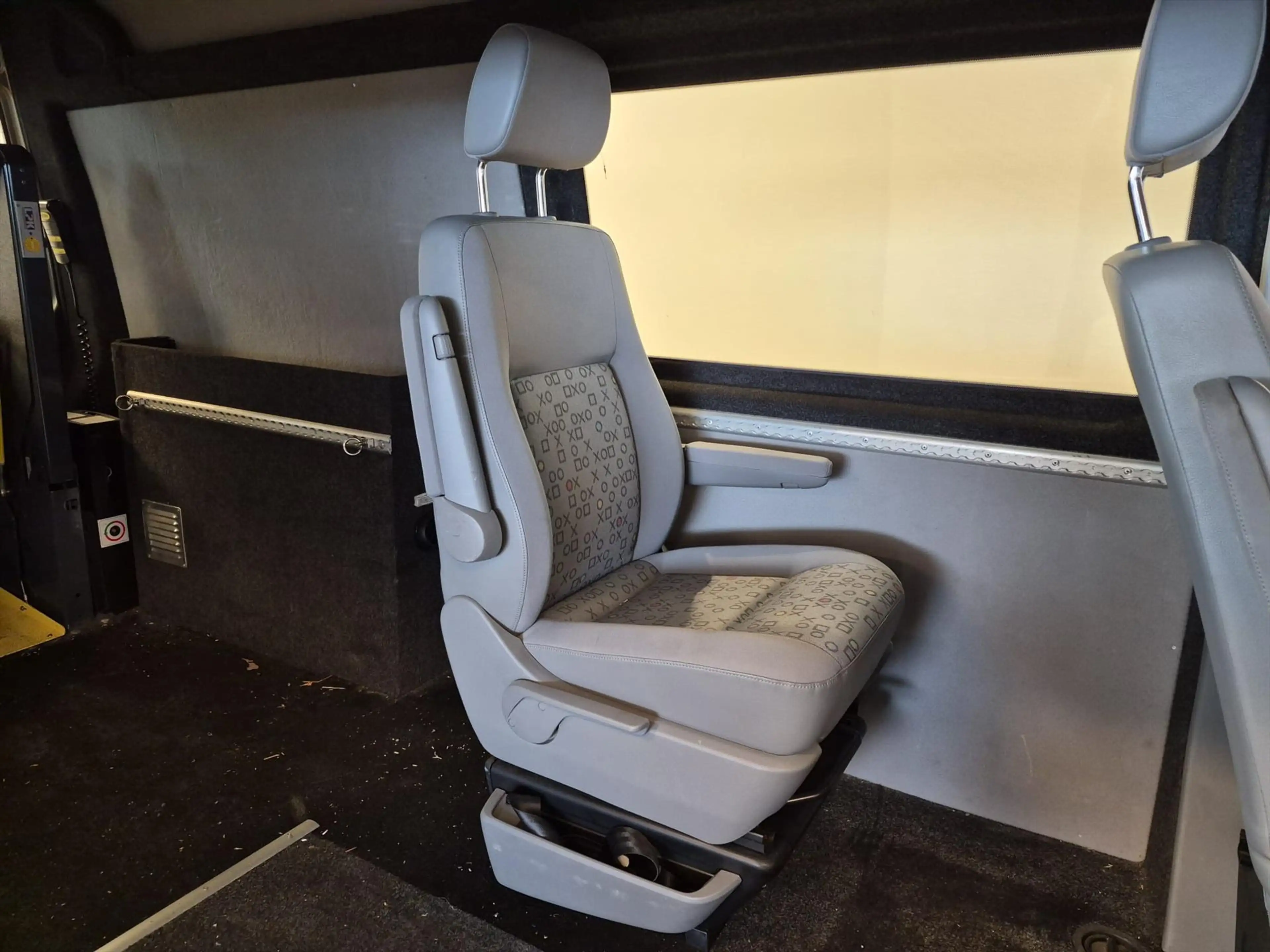 Volkswagen Transporter L2H3 Rolstoelbus Automaat - rolstoel naast bestuur — photo 7