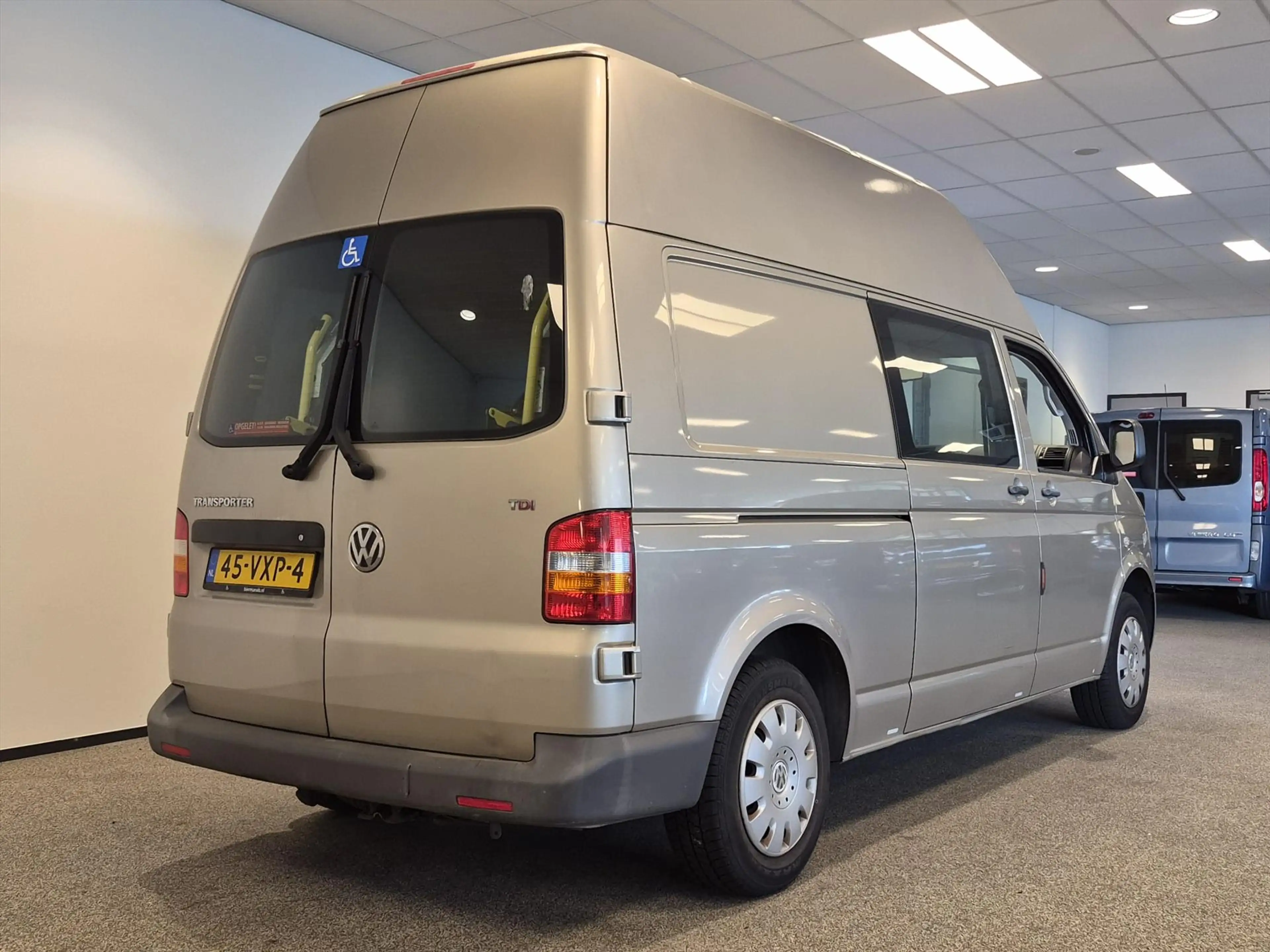 Volkswagen Transporter L2H3 Rolstoelbus Automaat - rolstoel naast bestuur — photo 12