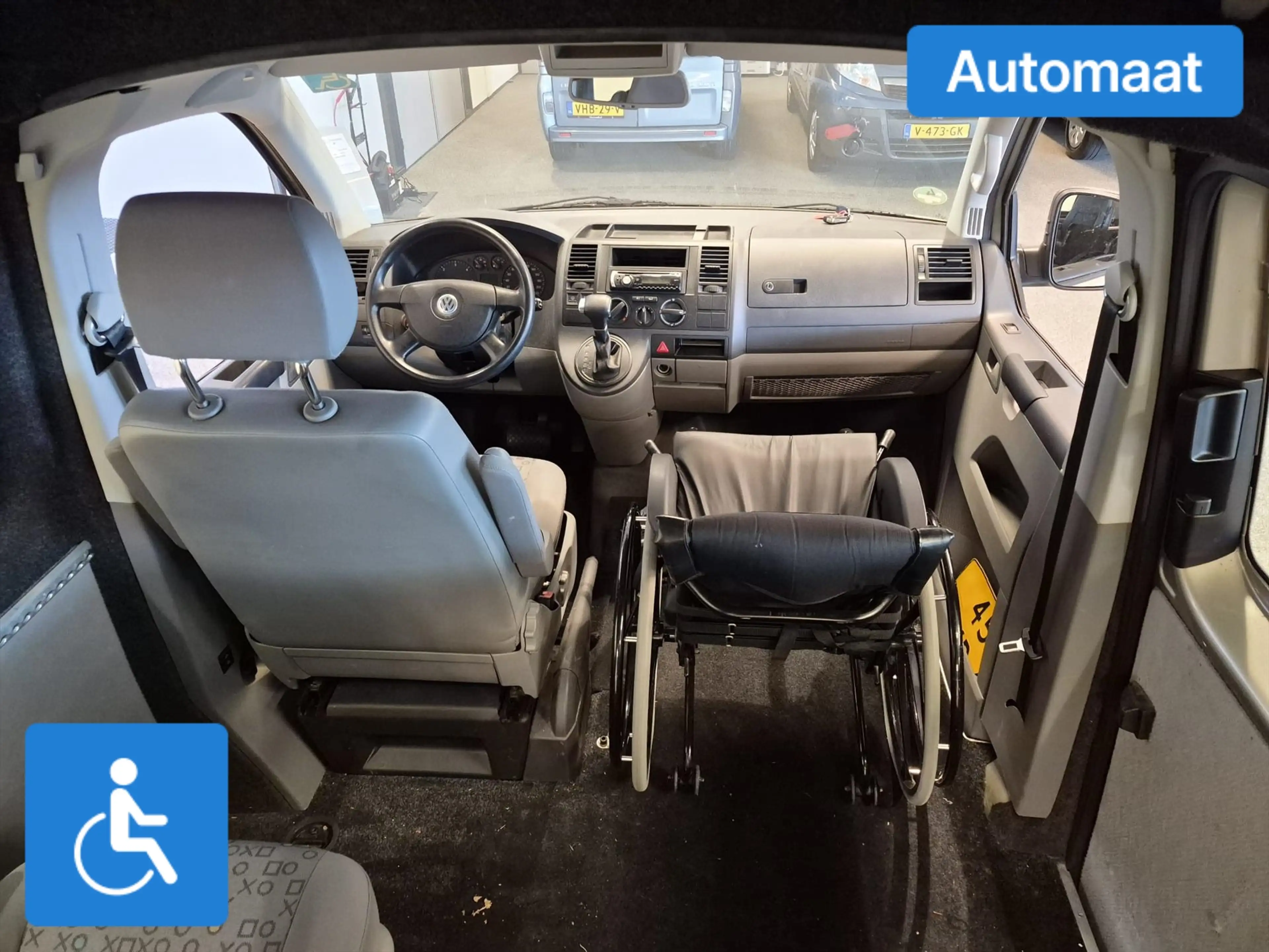 Volkswagen Transporter L2H3 Rolstoelbus Automaat - rolstoel naast bestuur — photo 6