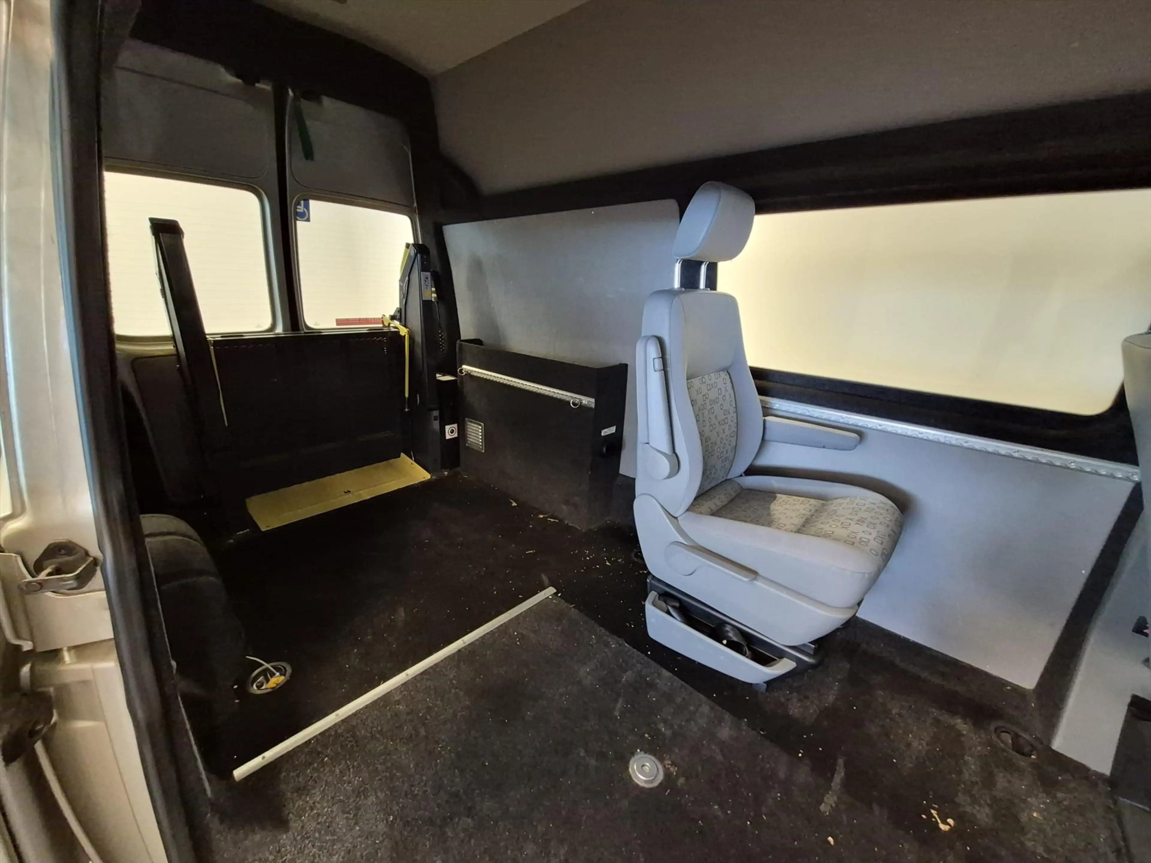 Volkswagen Transporter L2H3 Rolstoelbus Automaat - rolstoel naast bestuur — photo 5