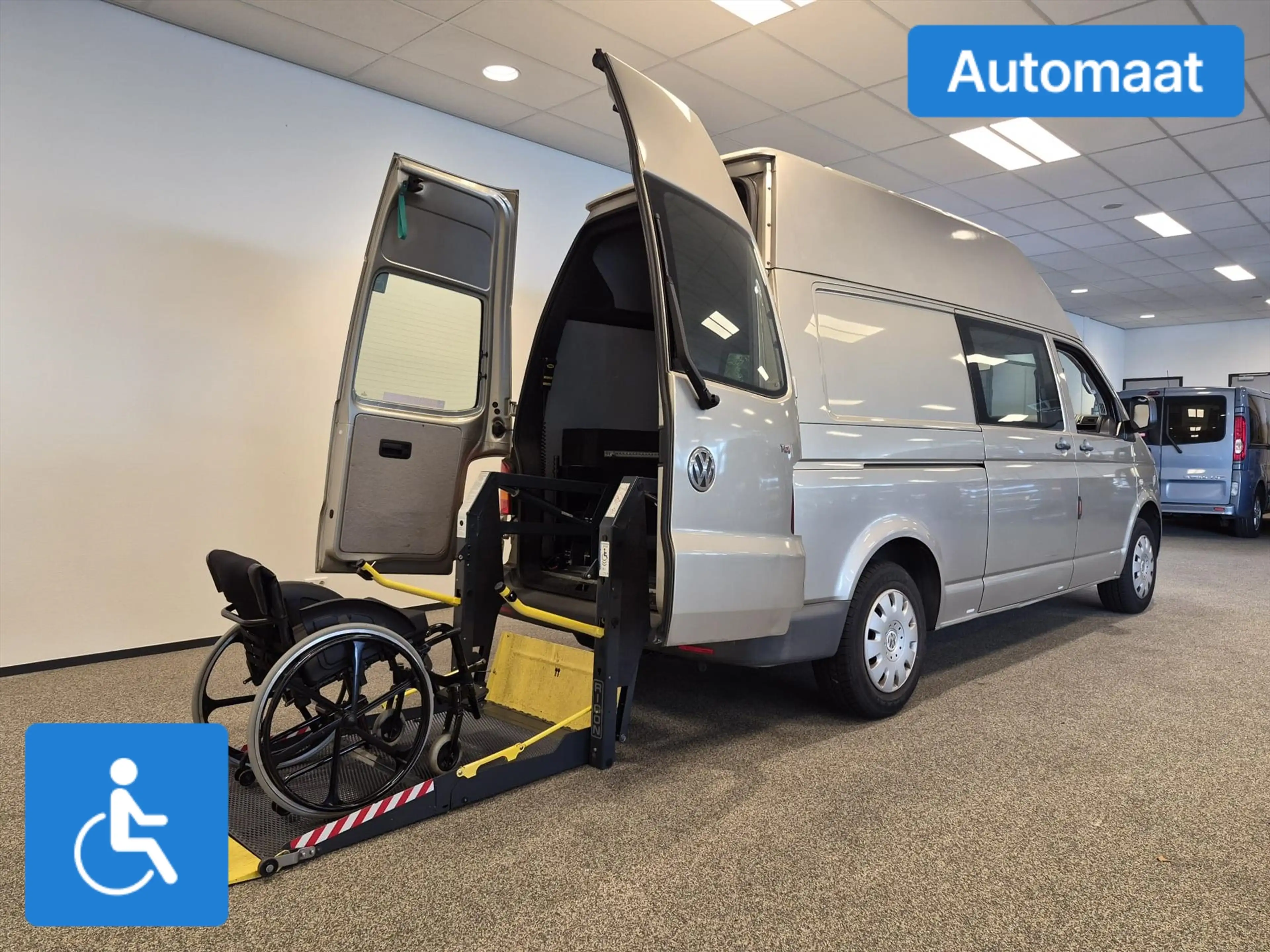 Volkswagen Transporter L2H3 Rolstoelbus Automaat - rolstoel naast bestuur — photo 2