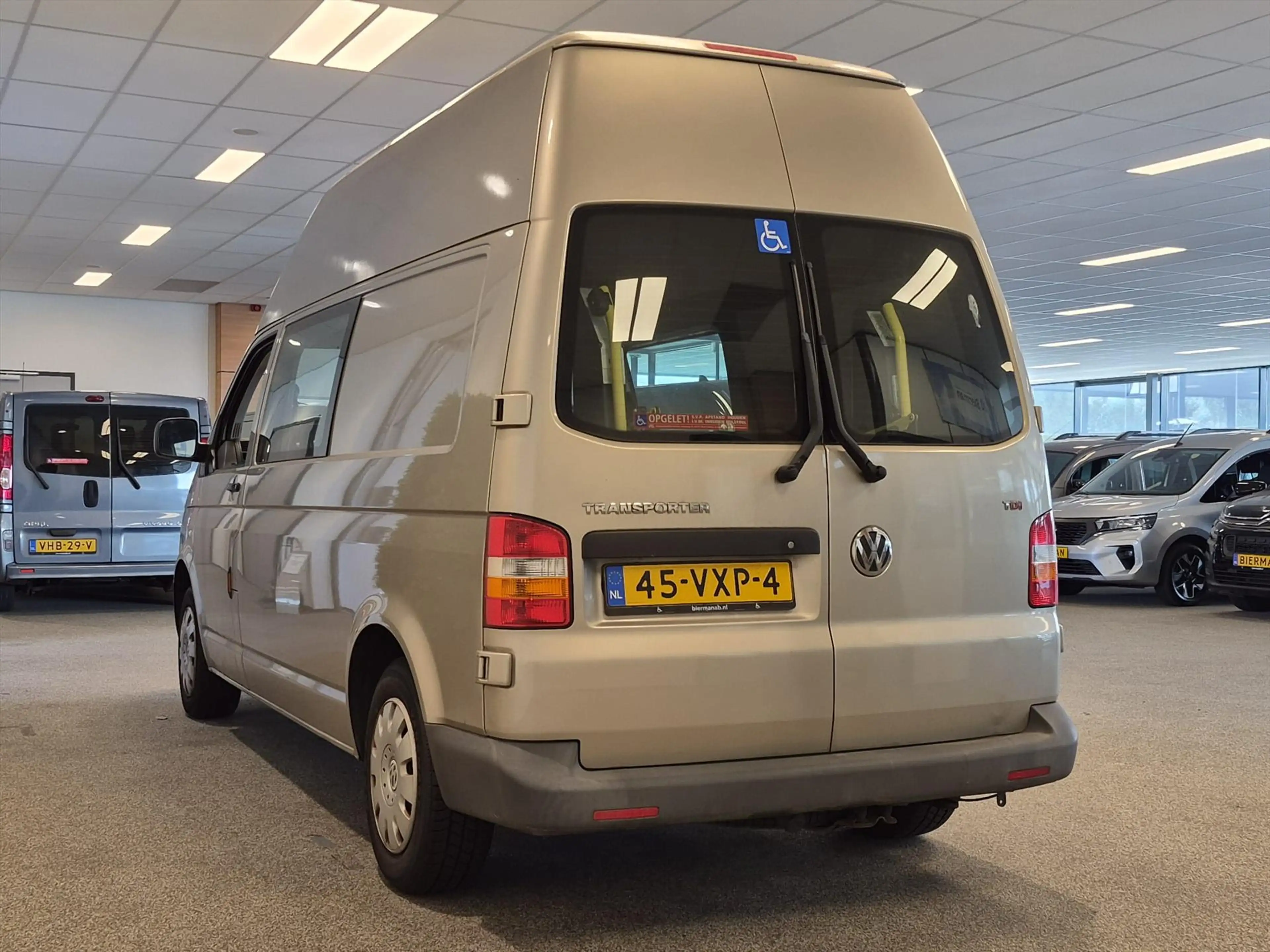Volkswagen Transporter L2H3 Rolstoelbus Automaat - rolstoel naast bestuur — photo 13