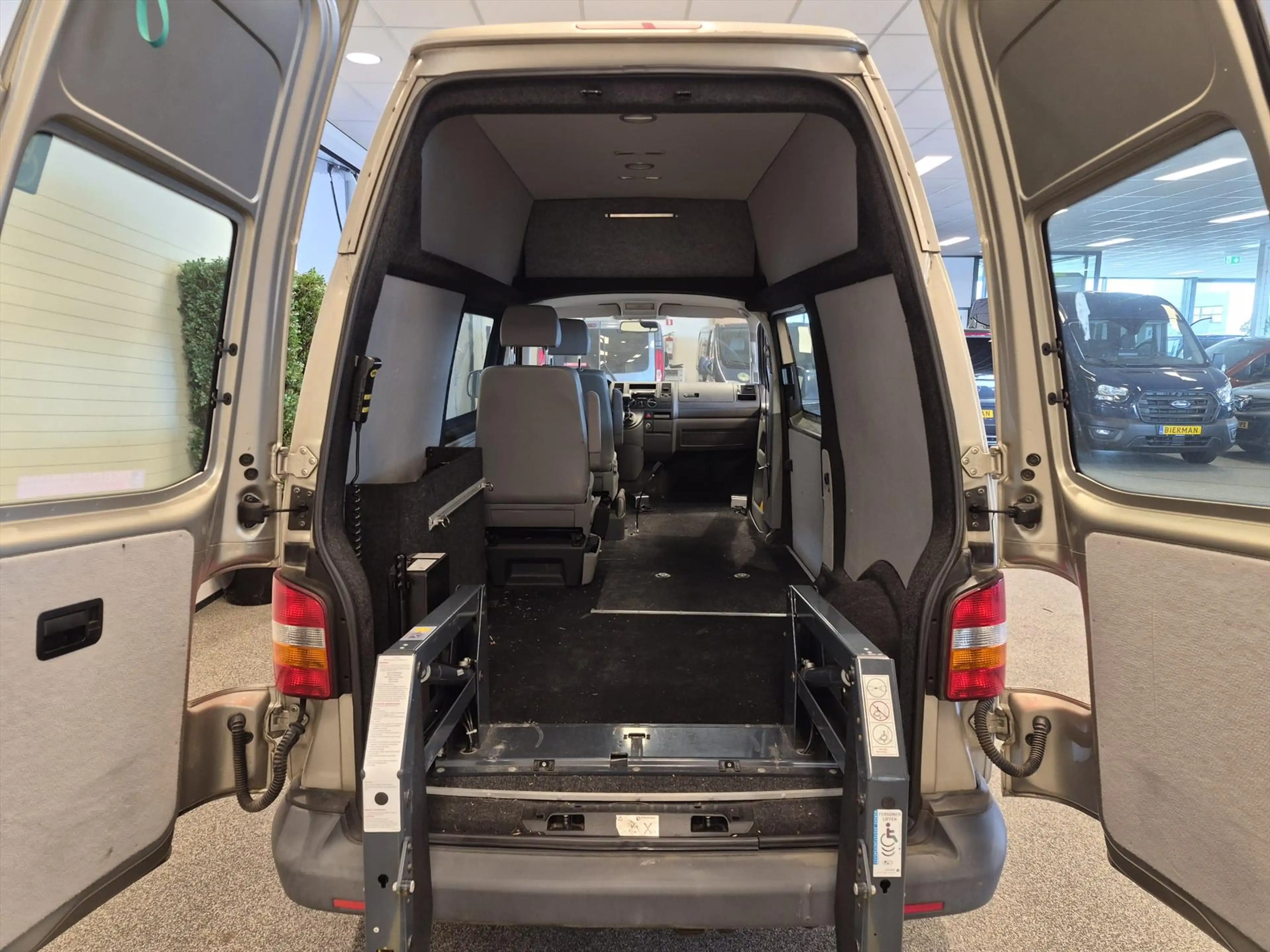 Volkswagen Transporter L2H3 Rolstoelbus Automaat - rolstoel naast bestuur — photo 3