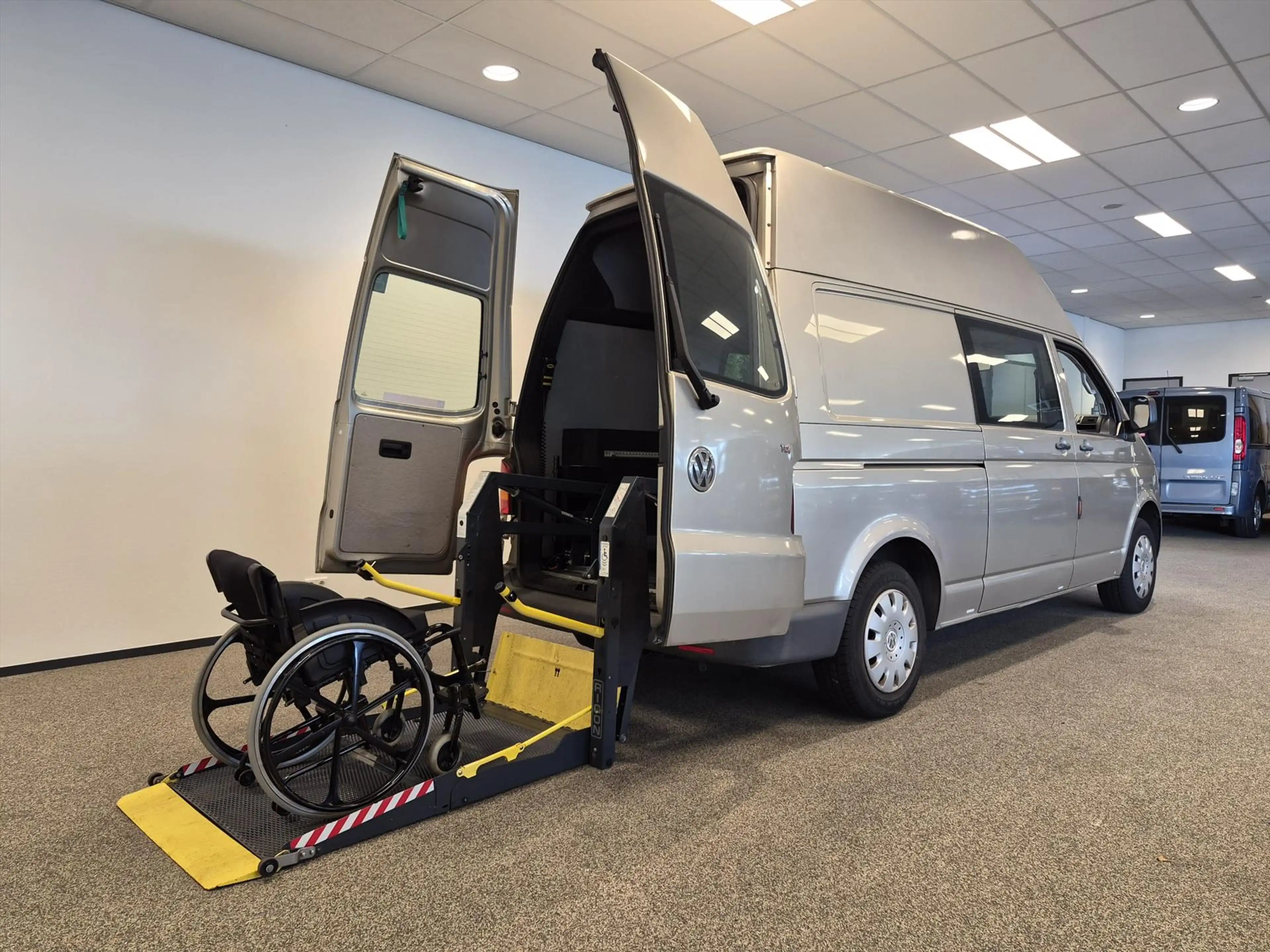 Volkswagen Transporter L2H3 Rolstoelbus Automaat - rolstoel naast bestuur — photo 11