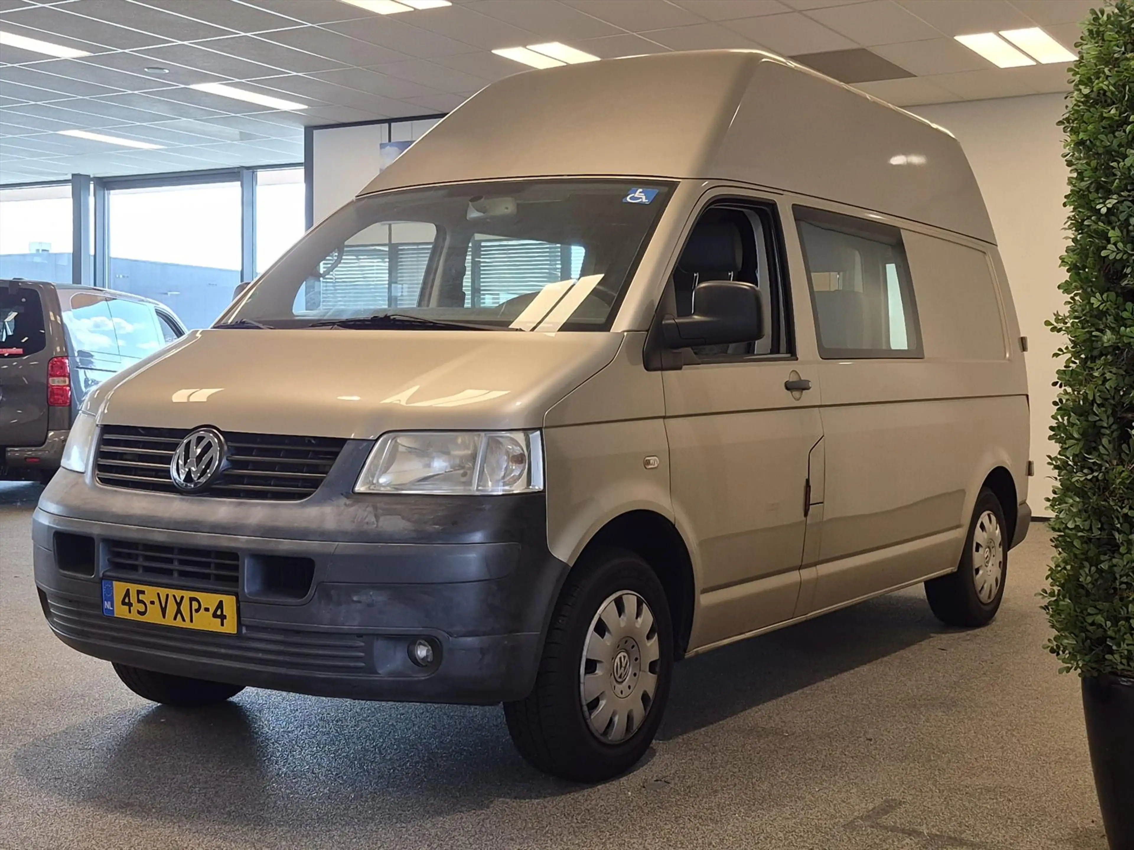 Volkswagen Transporter L2H3 Rolstoelbus Automaat - rolstoel naast bestuur — photo 14