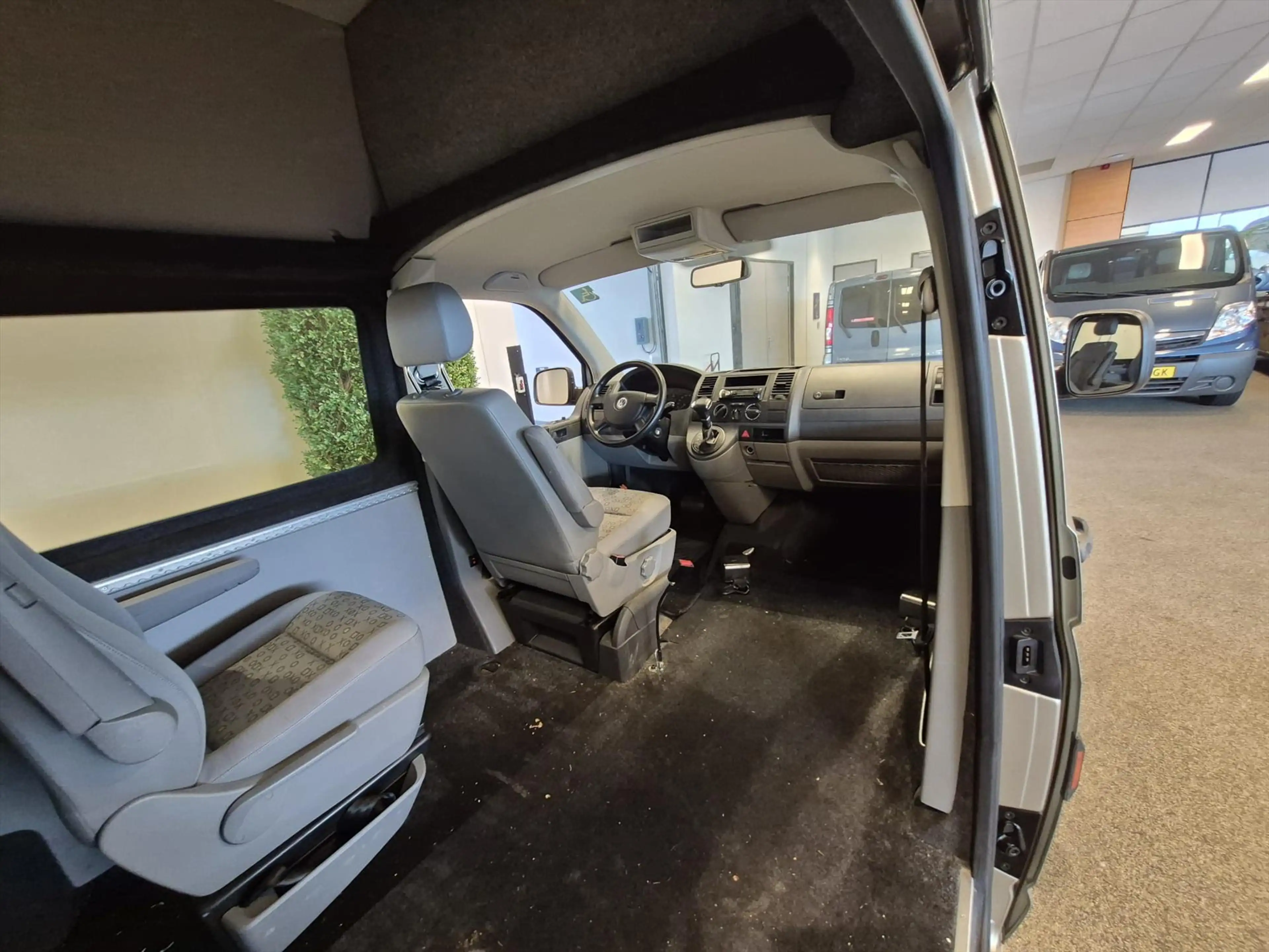 Volkswagen Transporter L2H3 Rolstoelbus Automaat - rolstoel naast bestuur — photo 4