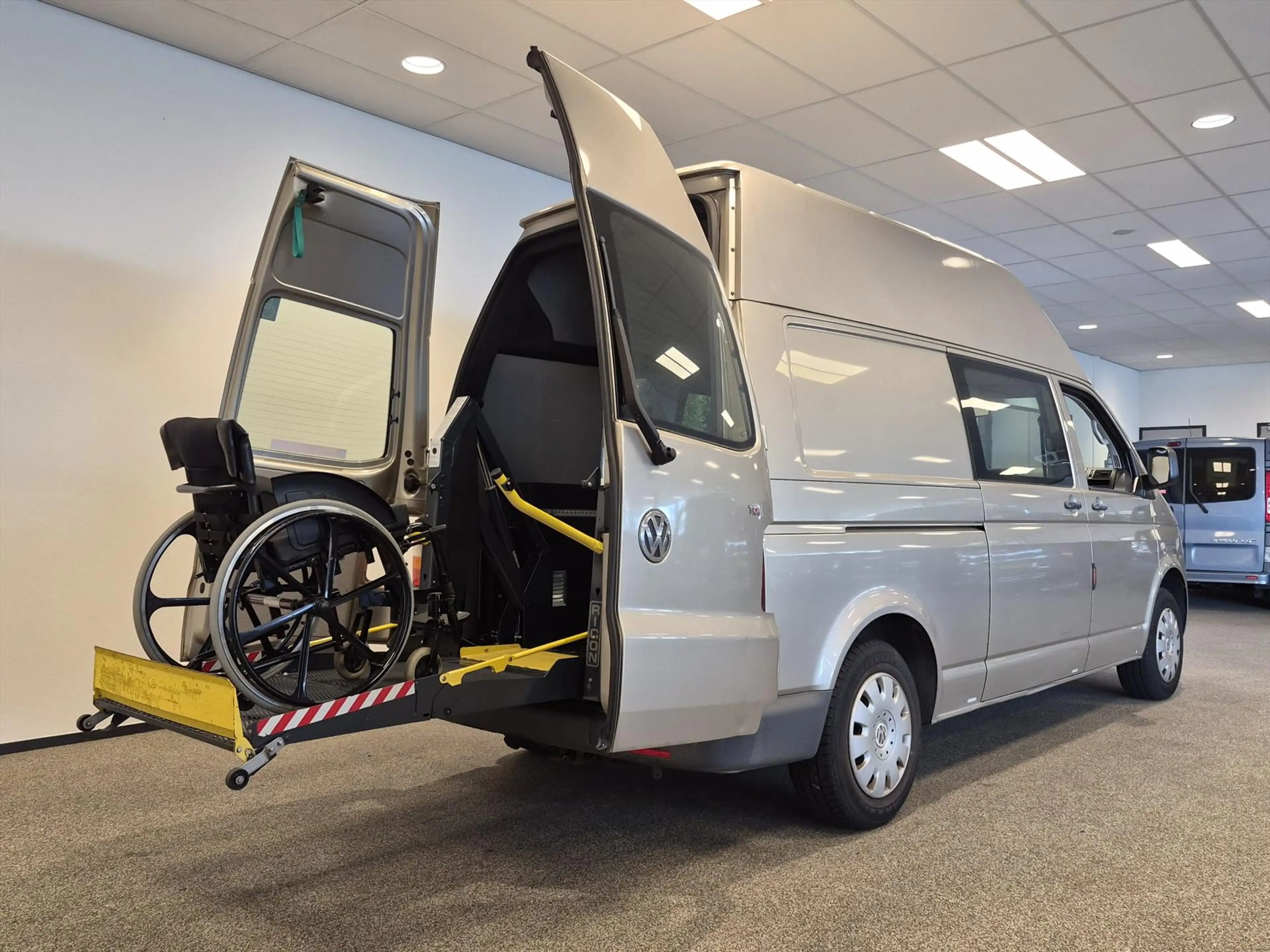 Volkswagen Transporter L2H3 Rolstoelbus Automaat - rolstoel naast bestuur — photo 10