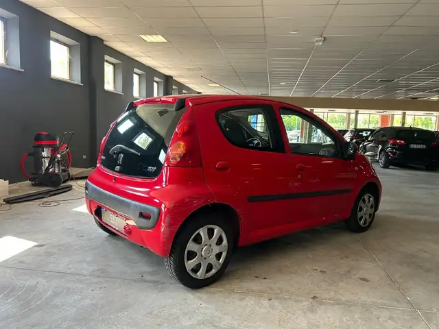 Peugeot 107 view 2