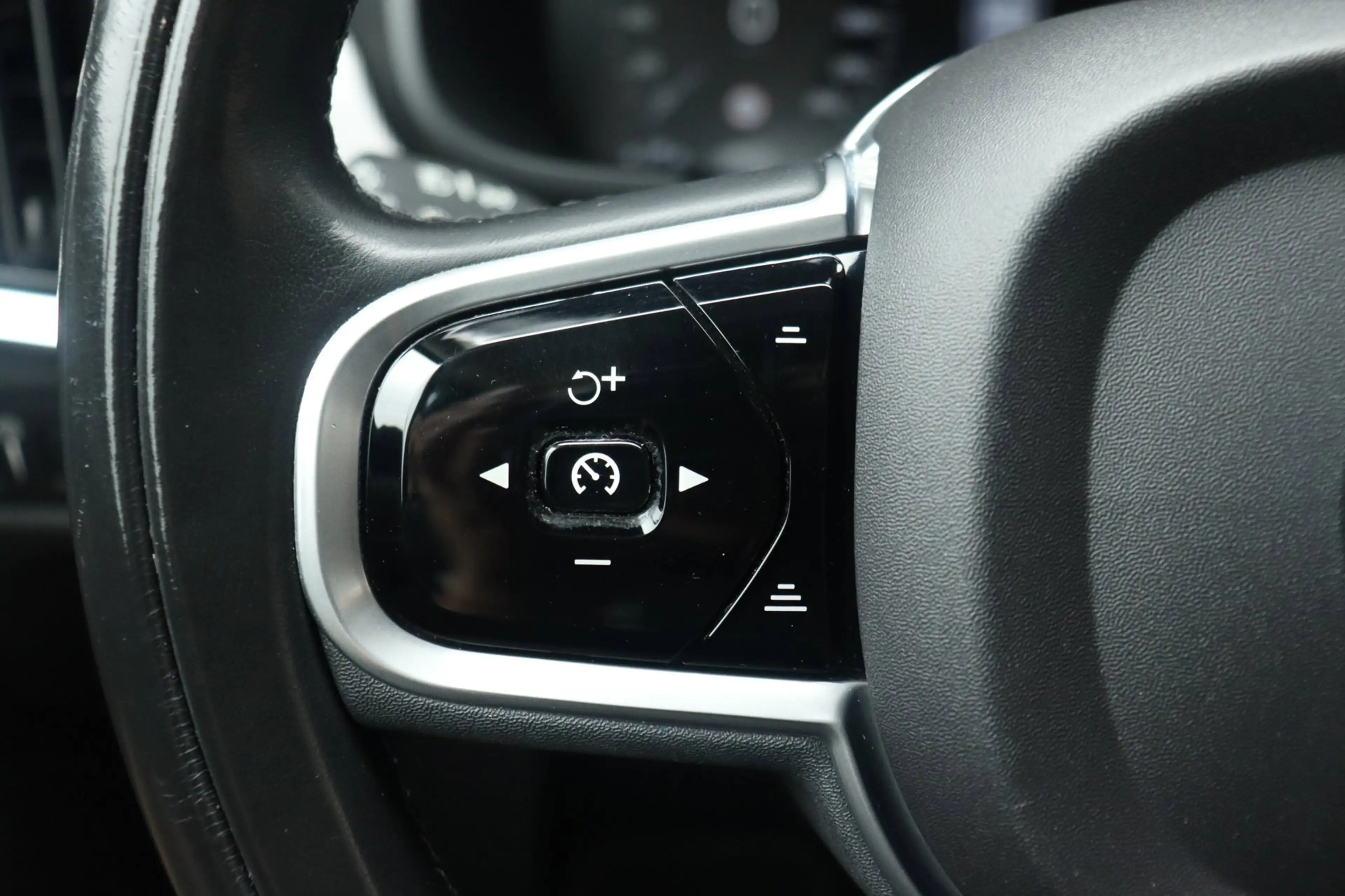 Volvo V90 2.0 T8 AWD Inscription Panorama | B&W | 360 | Lede — photo 20