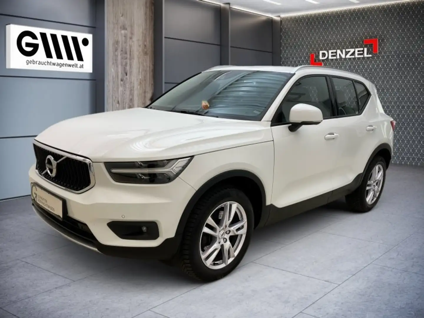 Volvo XC40 D4 Momentum AWD Geartronic Weiß - 1