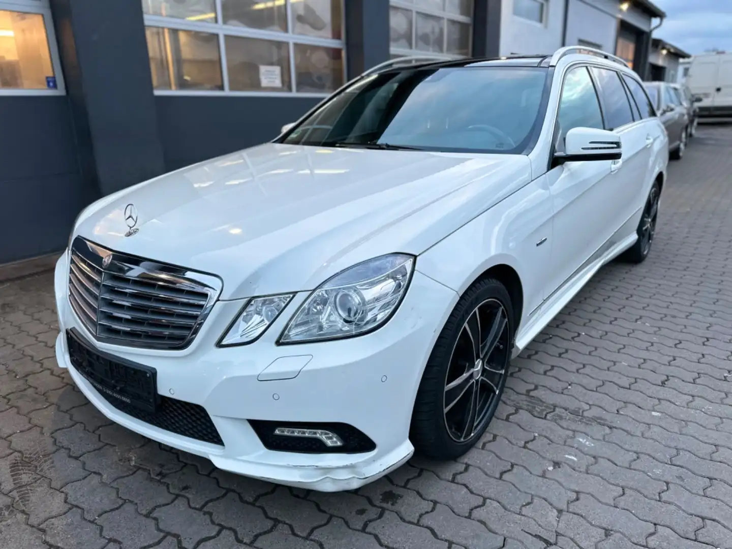Mercedes-Benz E 200 T CGI AMG Styling Panorama Top Blanc - 1