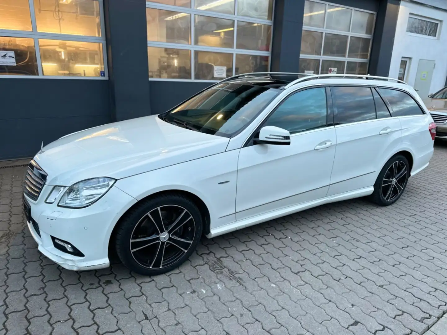 Mercedes-Benz E 200 T CGI AMG Styling Panorama Top Blanc - 2