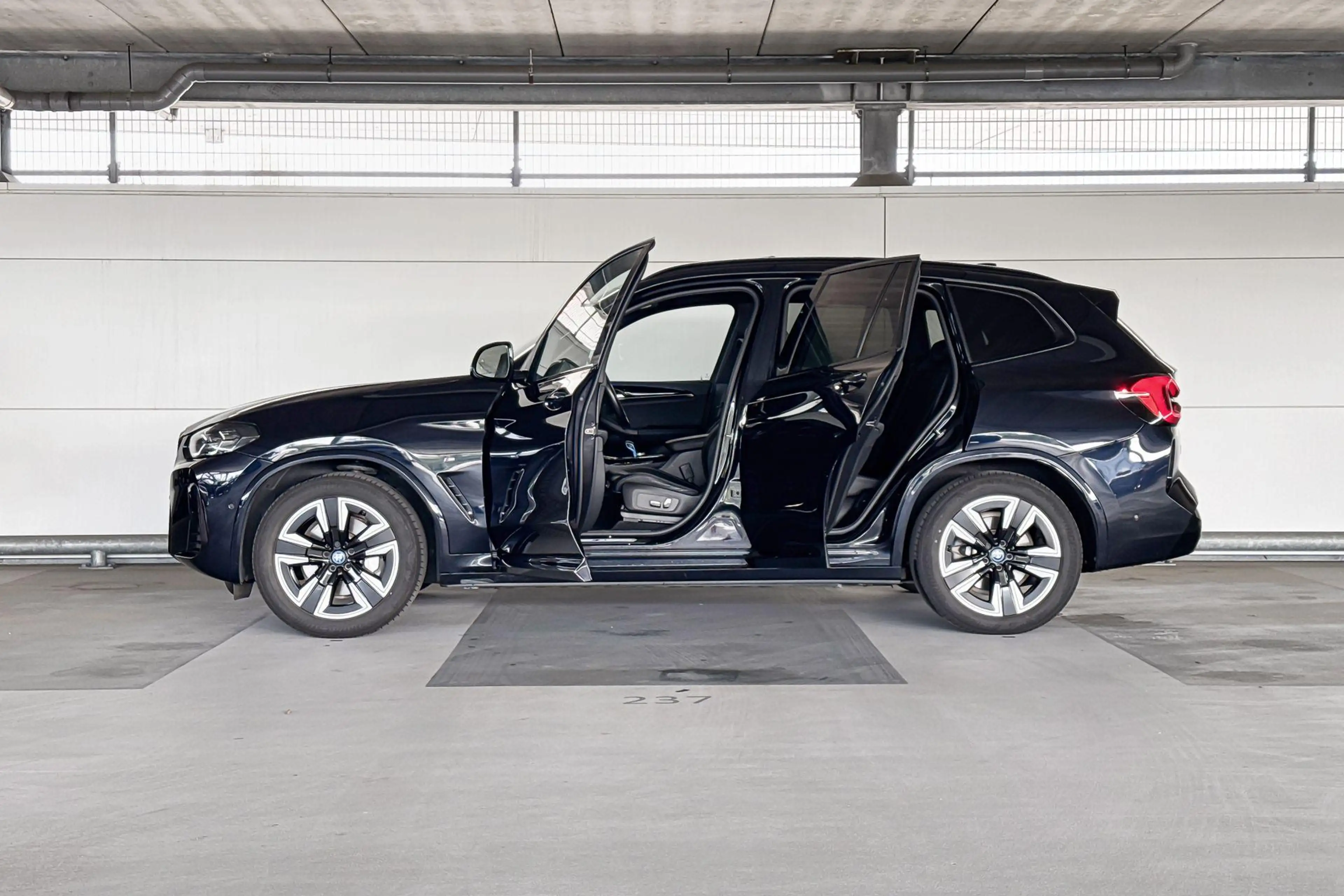 BMW iX3 Executive 80 kWh — photo 3