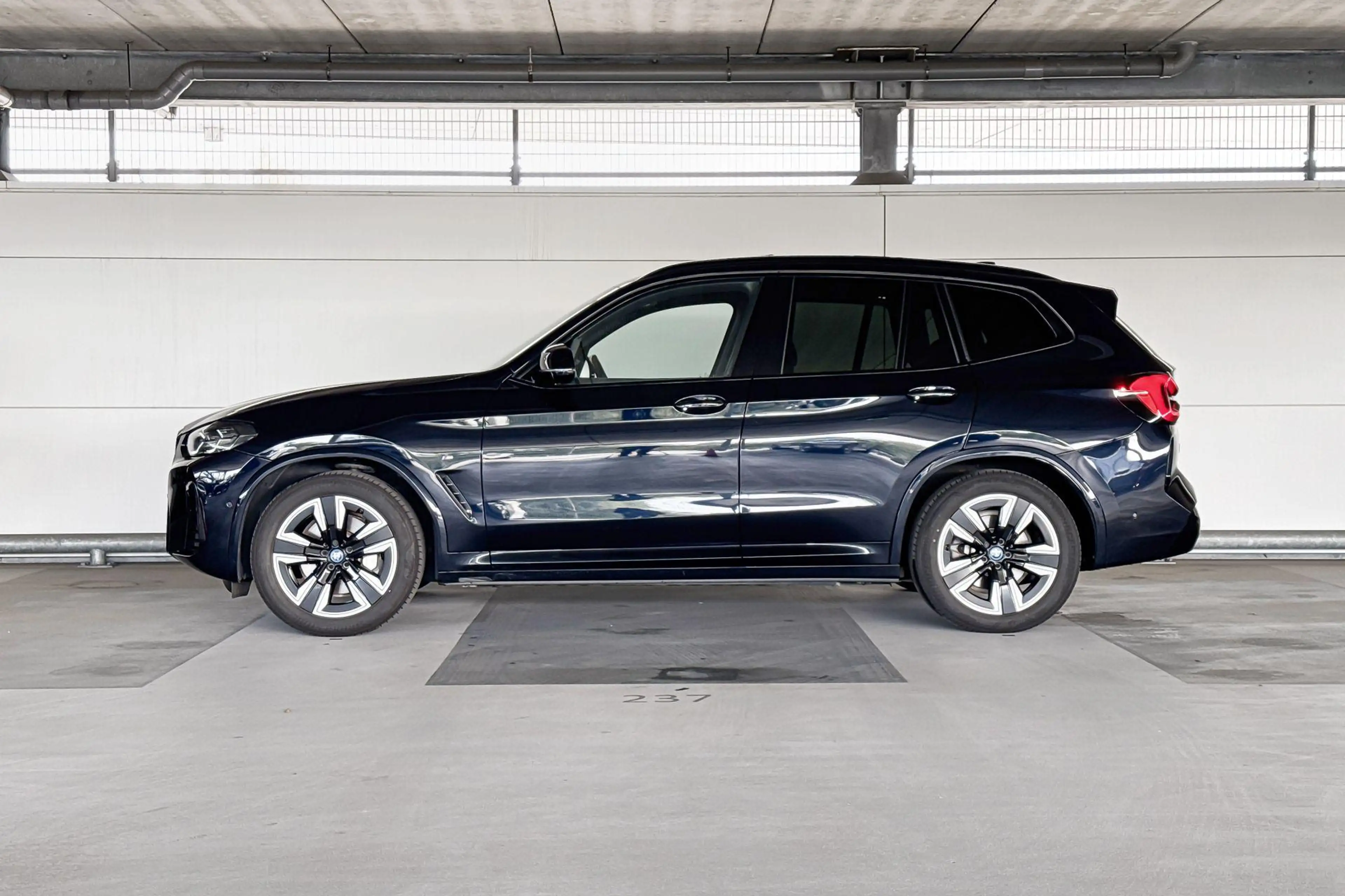 BMW iX3 Executive 80 kWh — photo 2