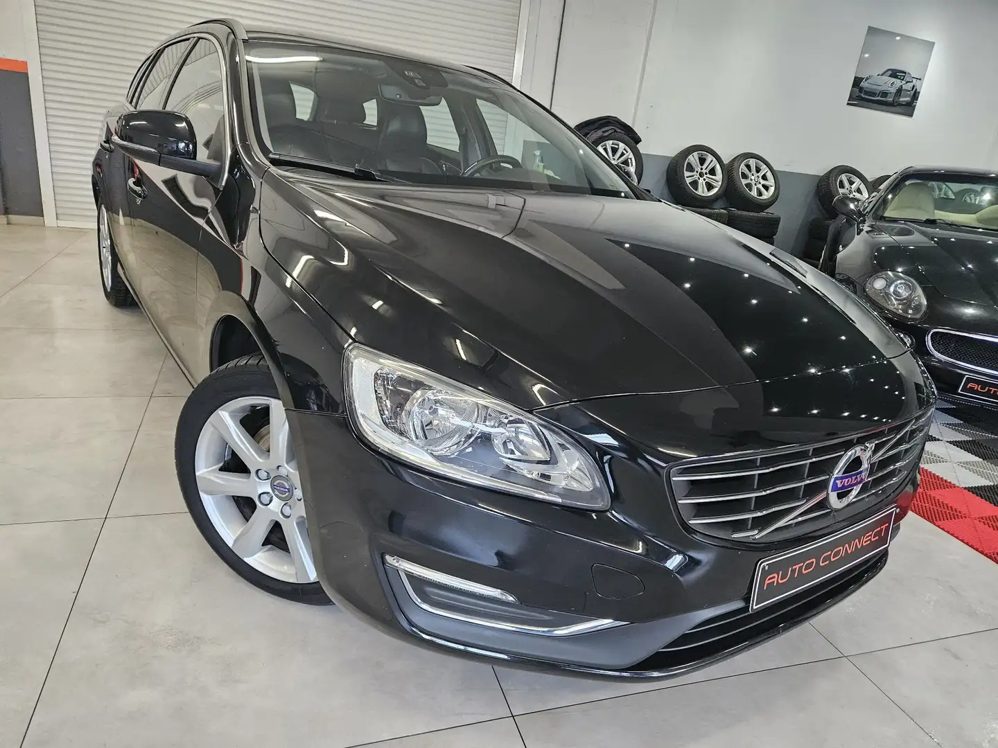 Volvo V60 2.0 D2 Luxury Edition Gear. Noir - 1