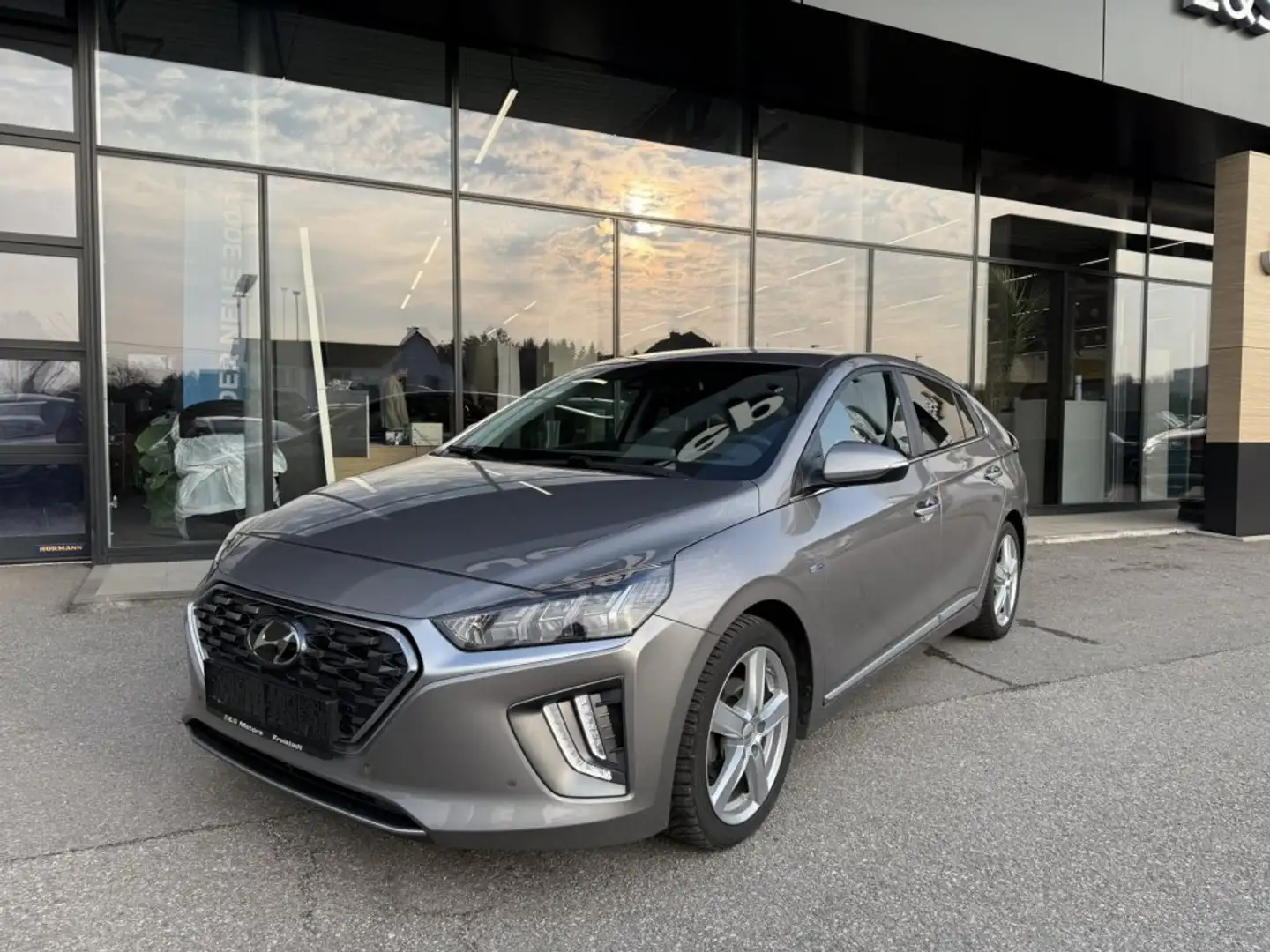 Hyundai IONIQ Hybrid 1,6 GDi Hybrid Level 5 DCT Aut., 8-fach ber Gris - 1