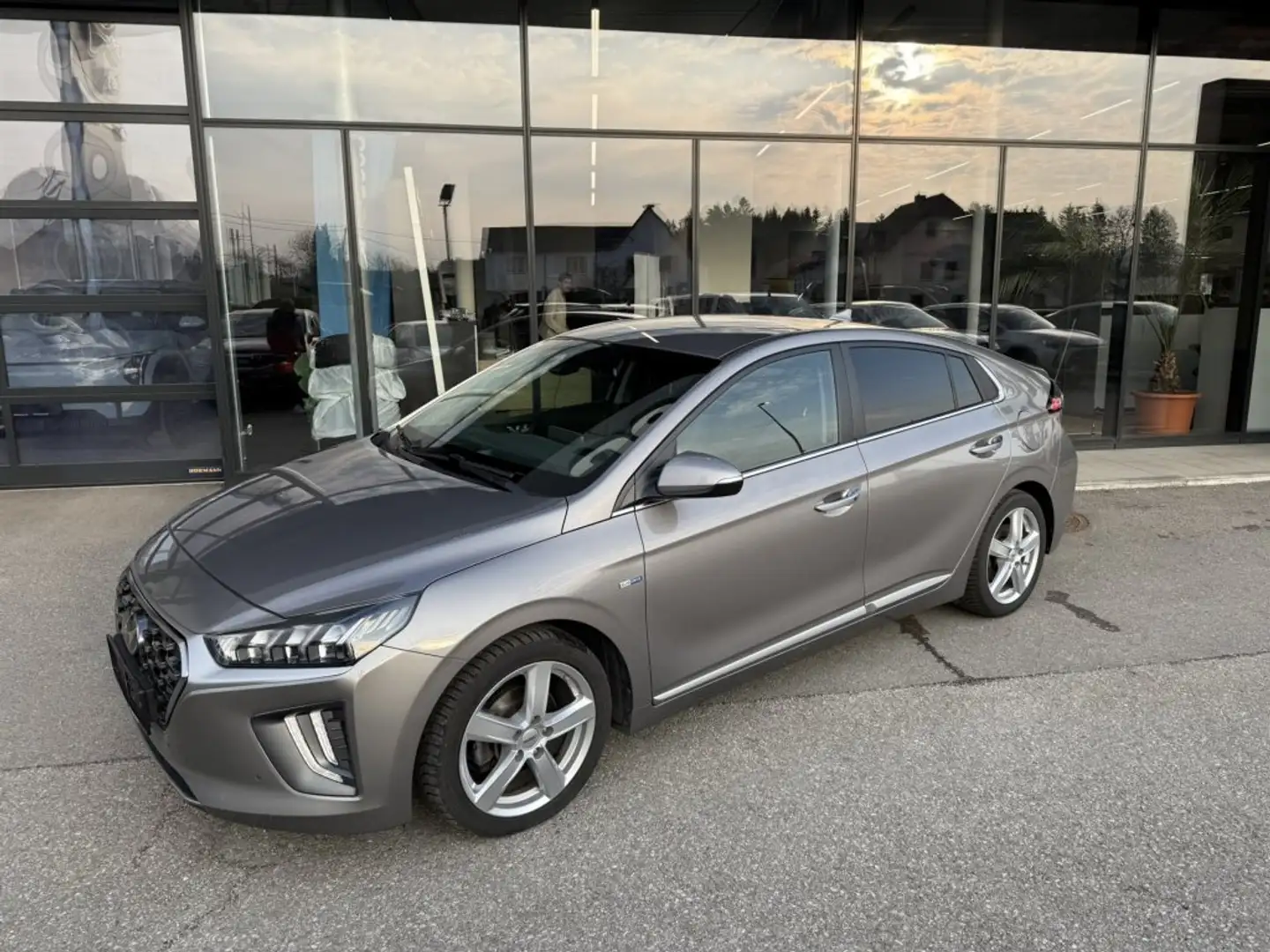 Hyundai IONIQ Hybrid 1,6 GDi Hybrid Level 5 DCT Aut., 8-fach ber Gris - 2