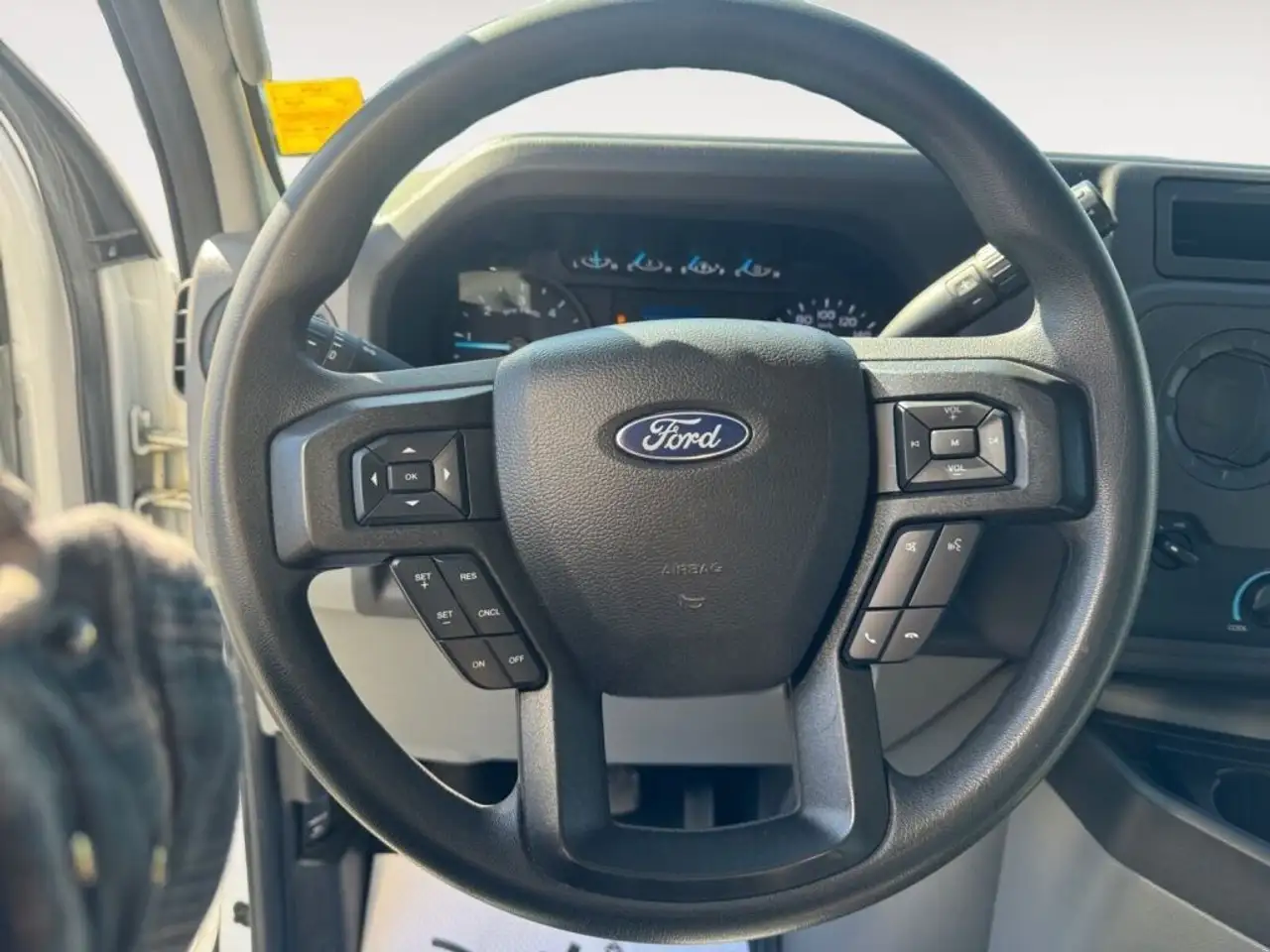 Ford E-Series Cutaway снимка Ford E-Series Cutaway