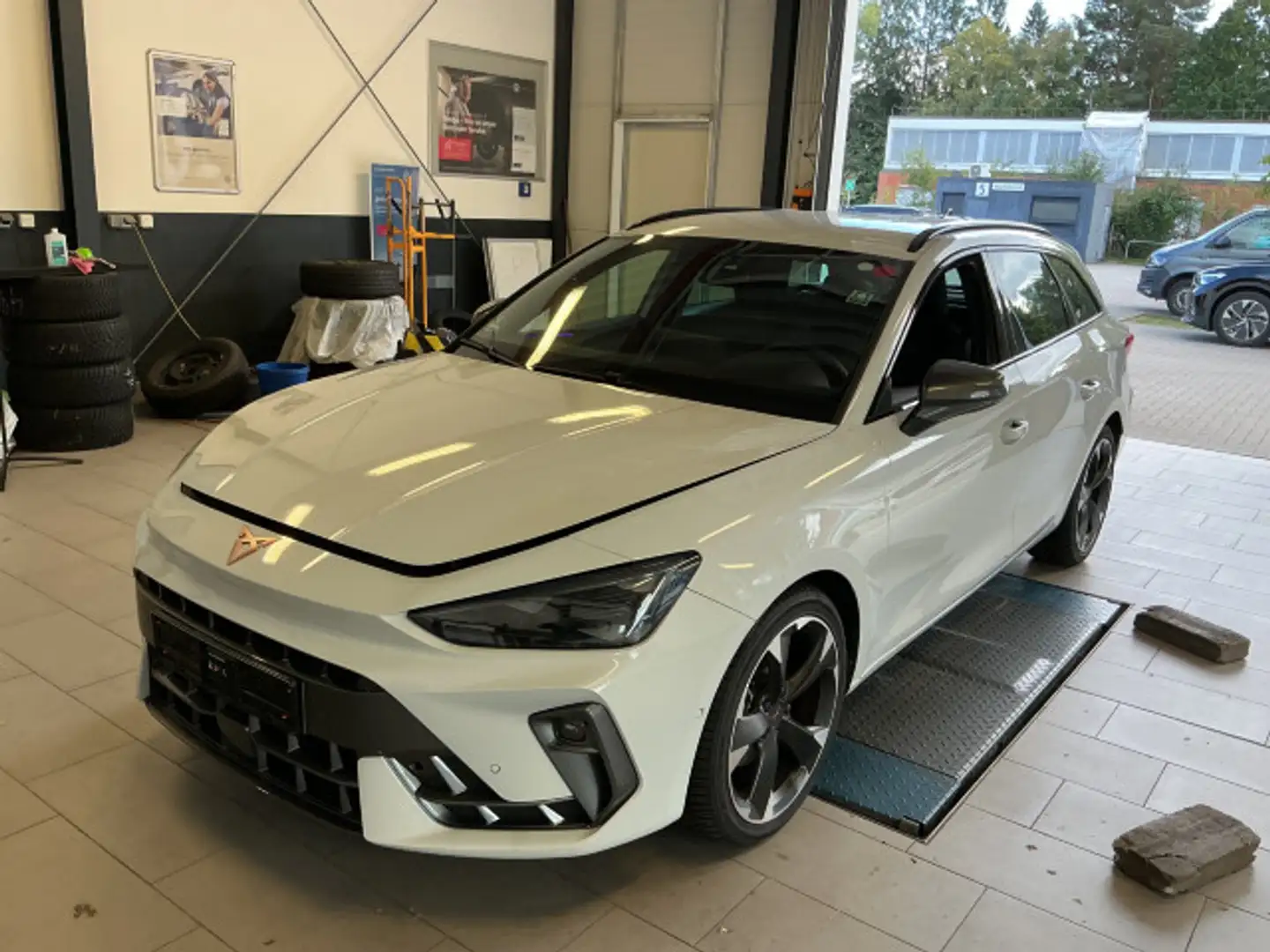 CUPRA Leon Sportstourer 1.5 eTSI DSG Navi Kamera Kessy Weiß - 2