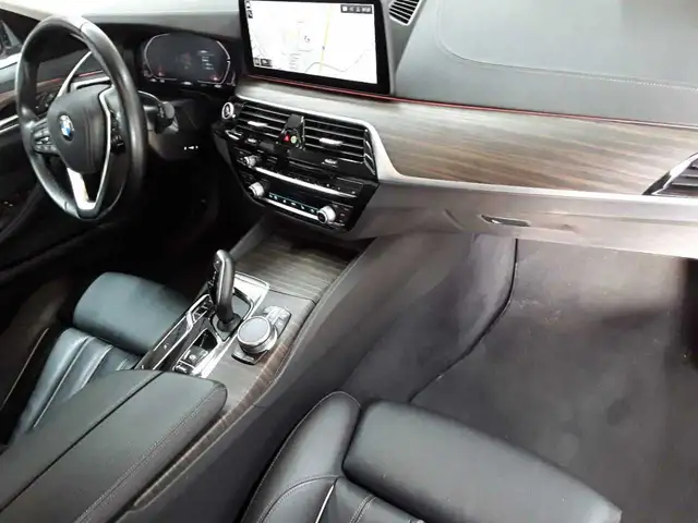 BMW 5 Series view 9