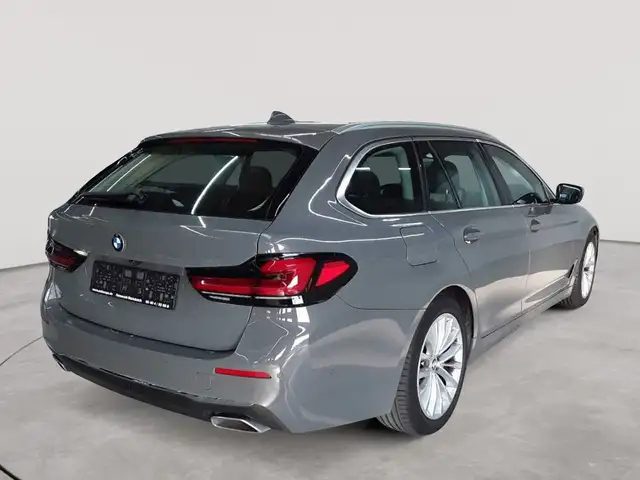 BMW 5 Series view 4